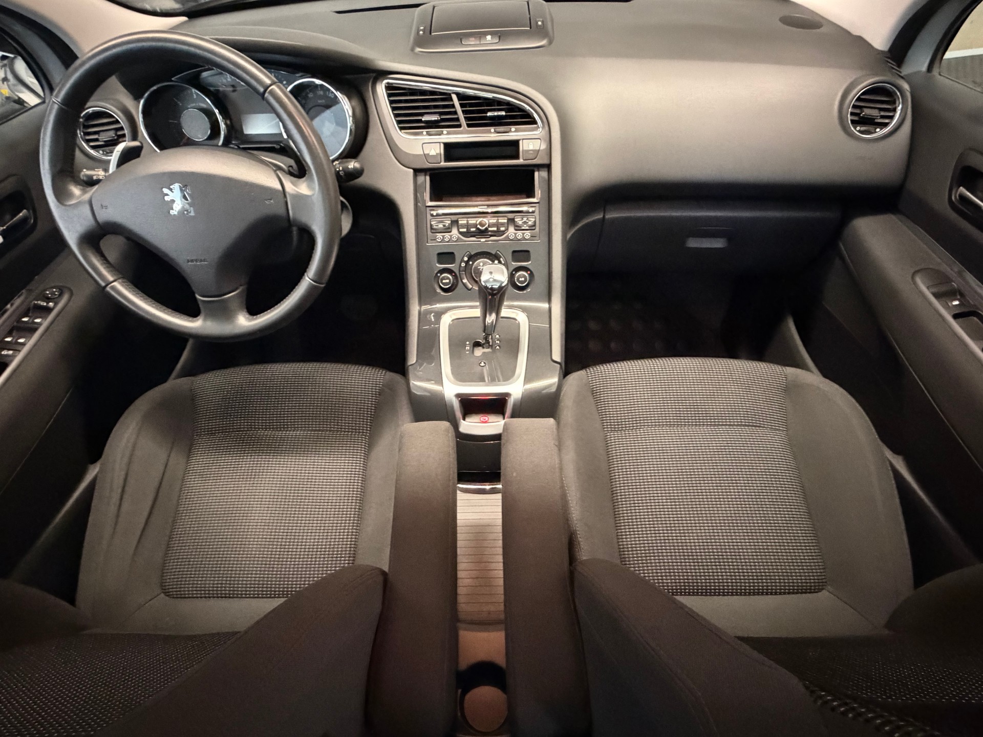 PEUGEOT 5008 1.6 HDI Business EGS6-image-8