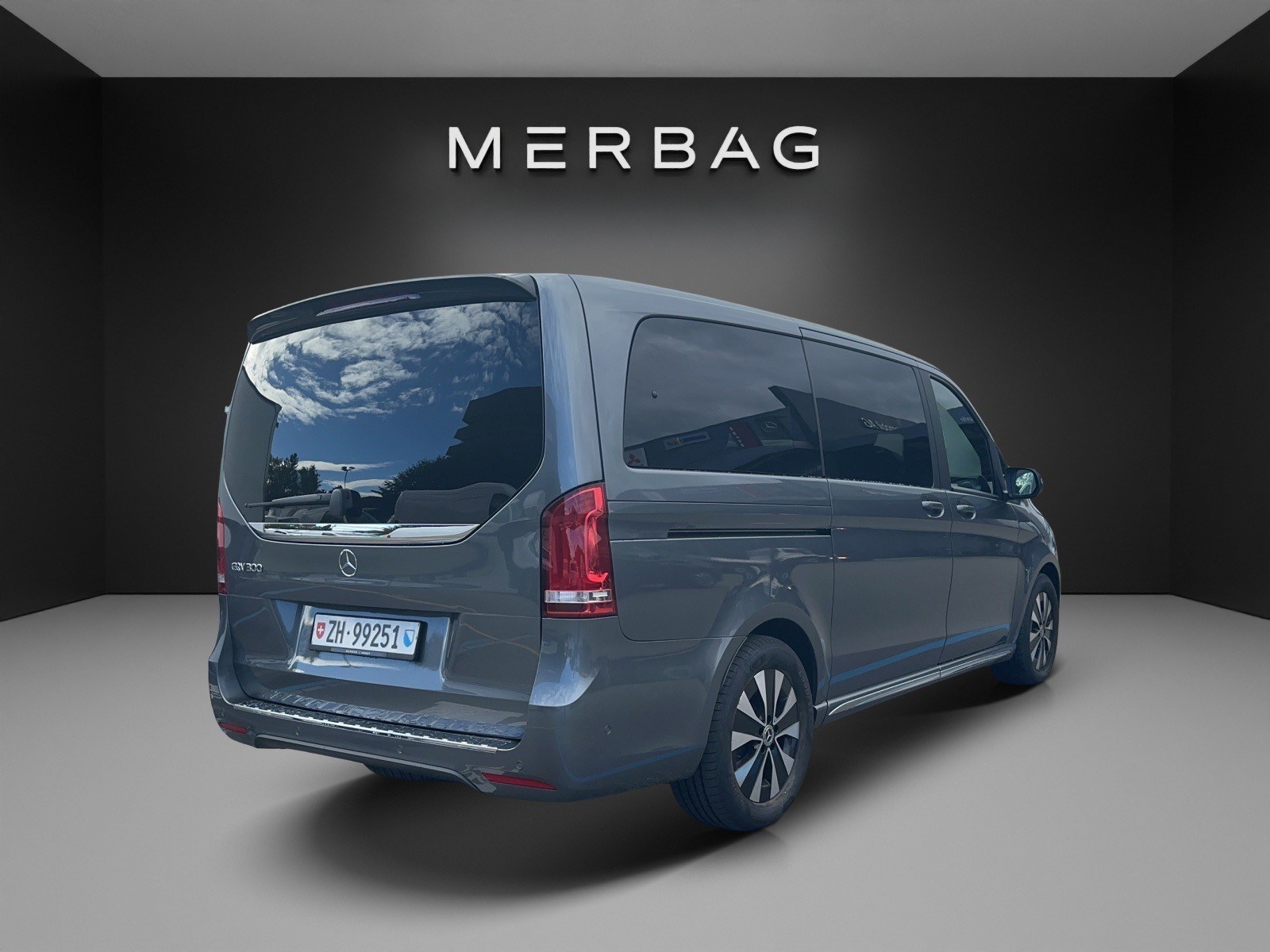MERCEDES-BENZ EQV 300 lang-image-1
