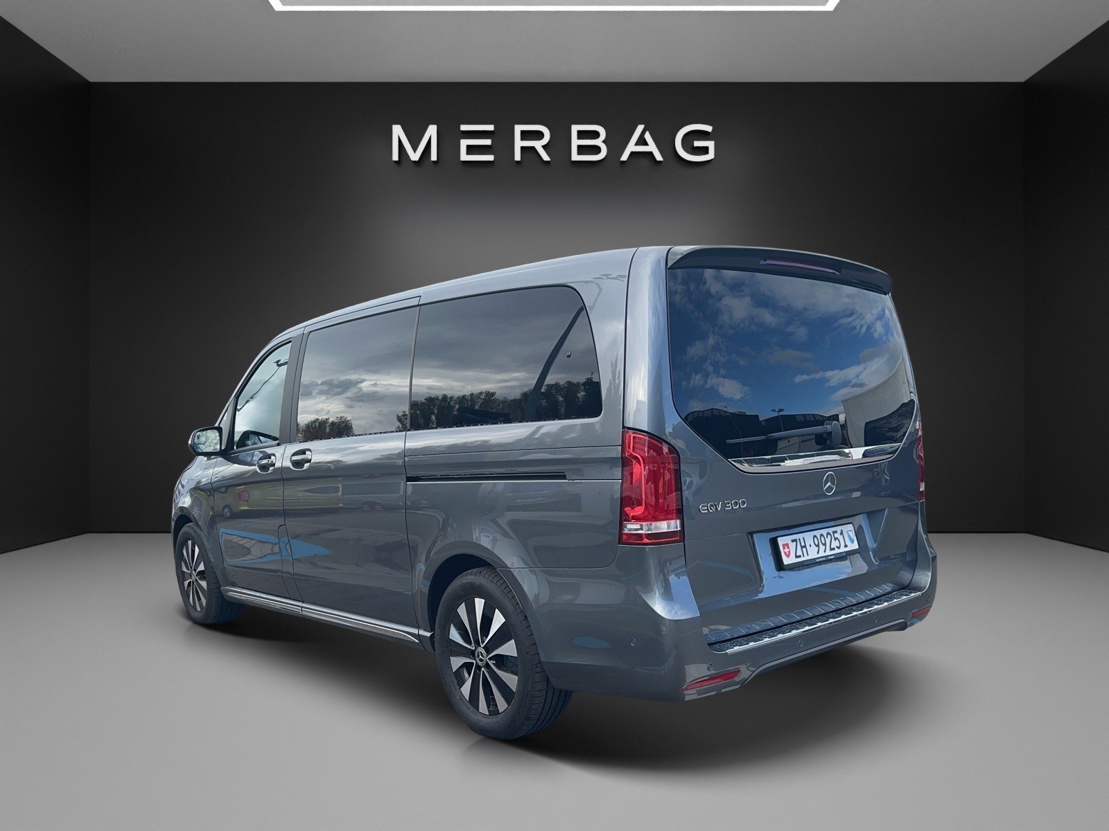 MERCEDES-BENZ EQV 300 lang-image-3