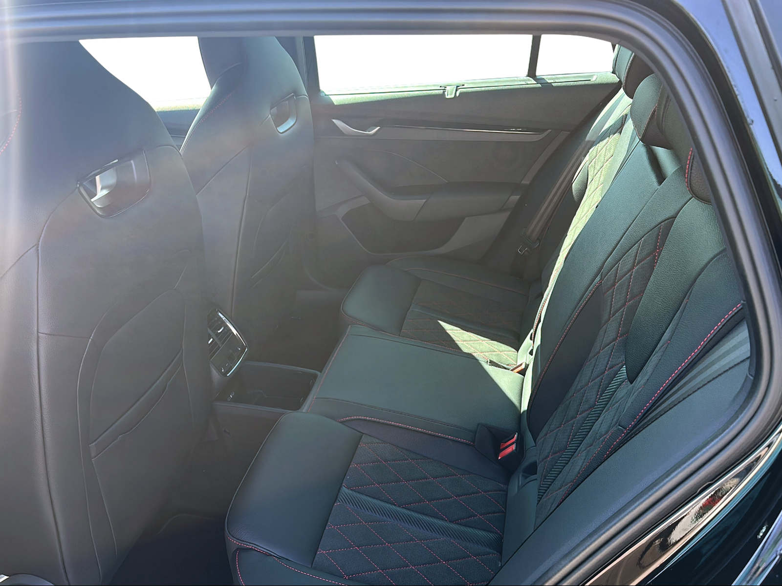 SKODA Octavia Combi 2.0 TSI DSG RS-image-4