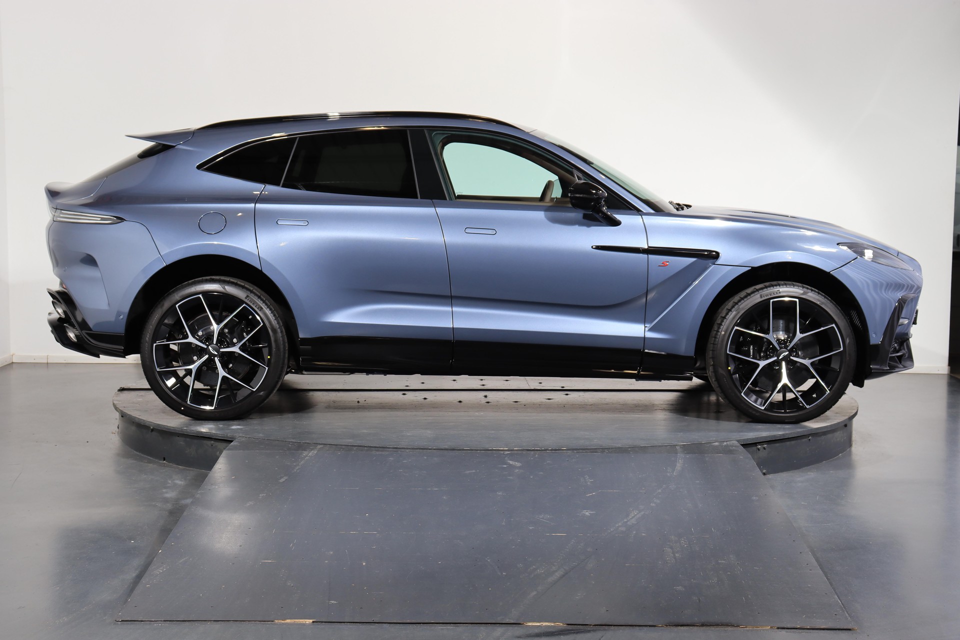 ASTON MARTIN DBX S 4.0 V8 Bi-Turbo-image-1