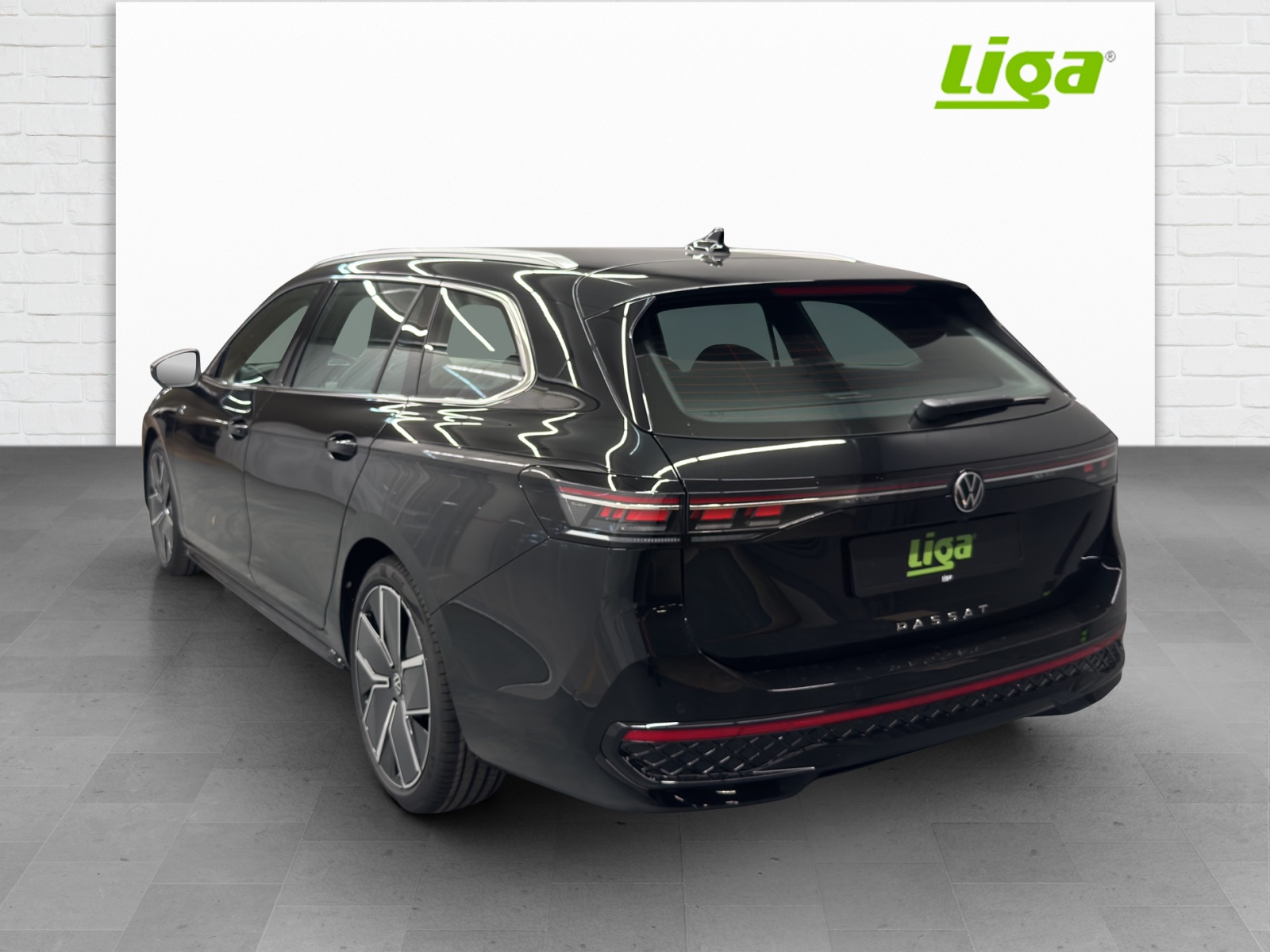 VW Passat Variant 2.0 TDI R-Line DSG-image-3