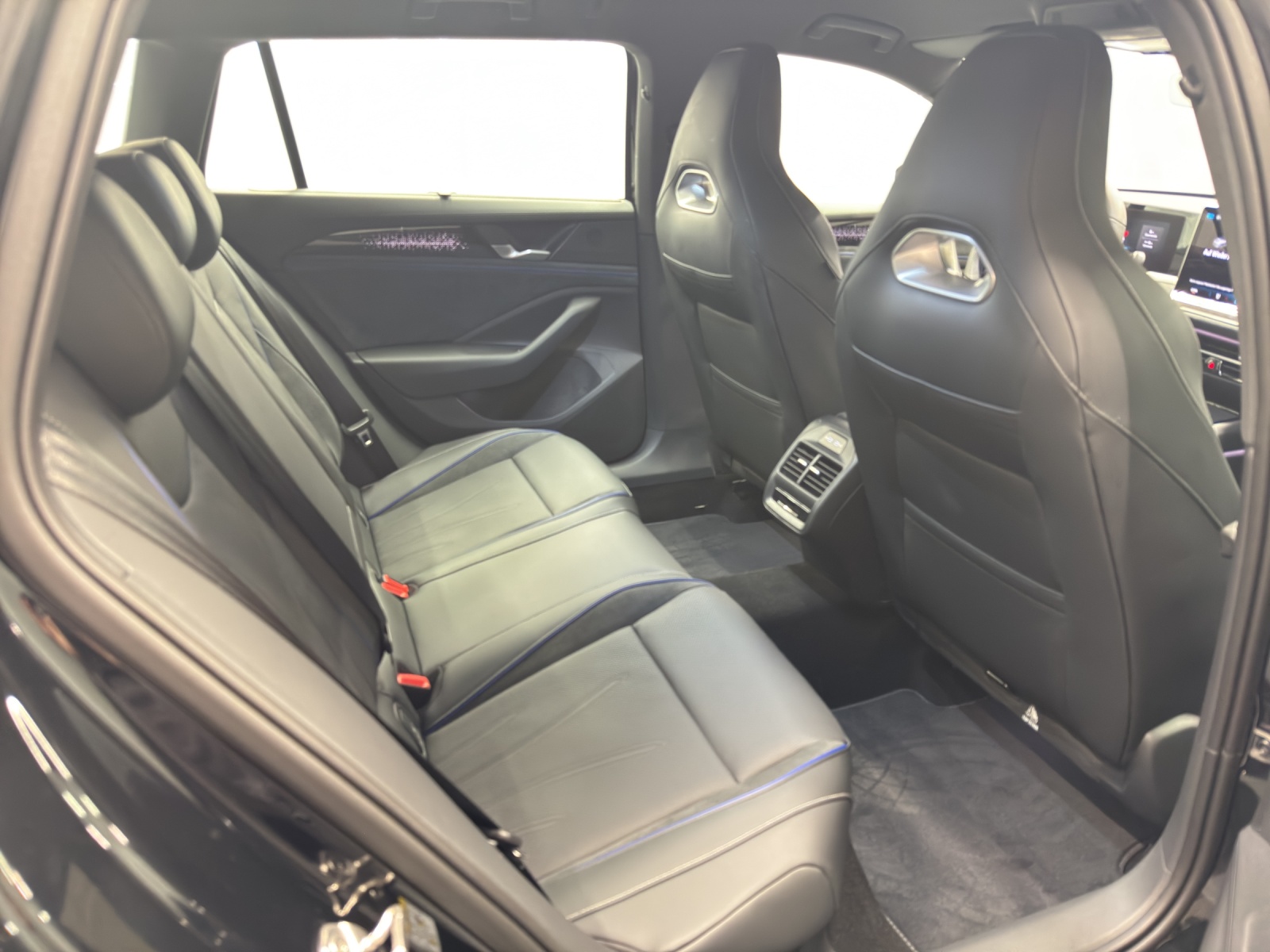 VW Passat Variant 2.0 TDI R-Line DSG-image-9