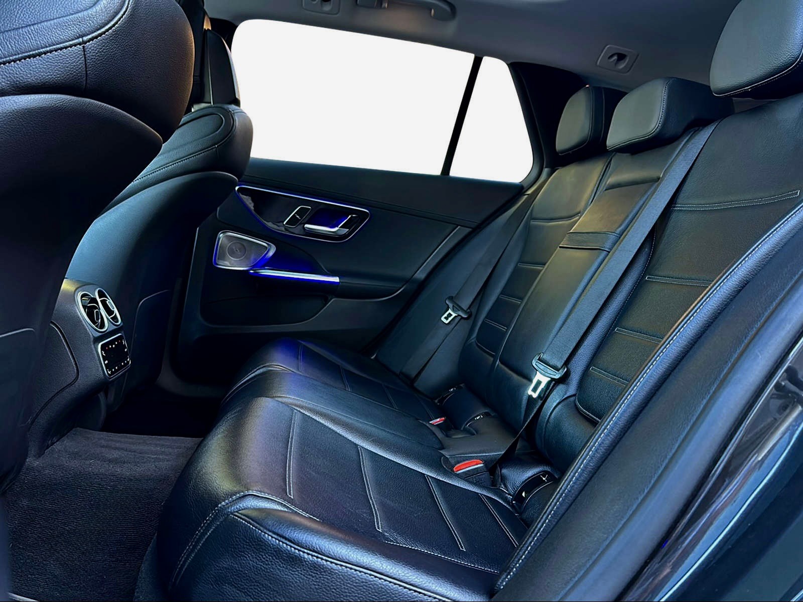 MERCEDES-BENZ C 220 d T AMG Line-image-10