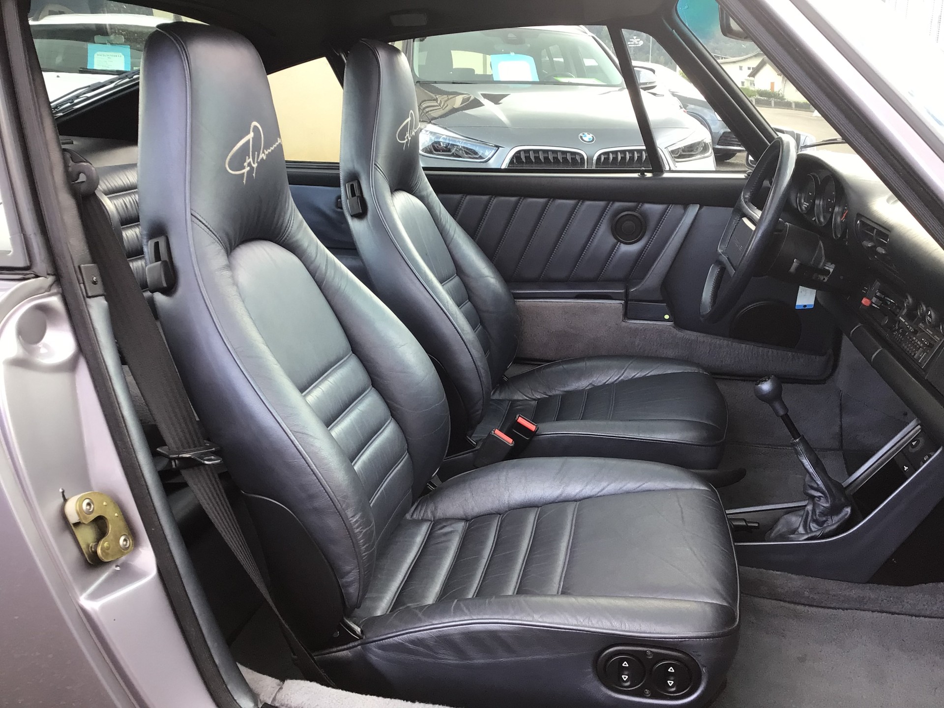 PORSCHE 911 Carrera-image-5