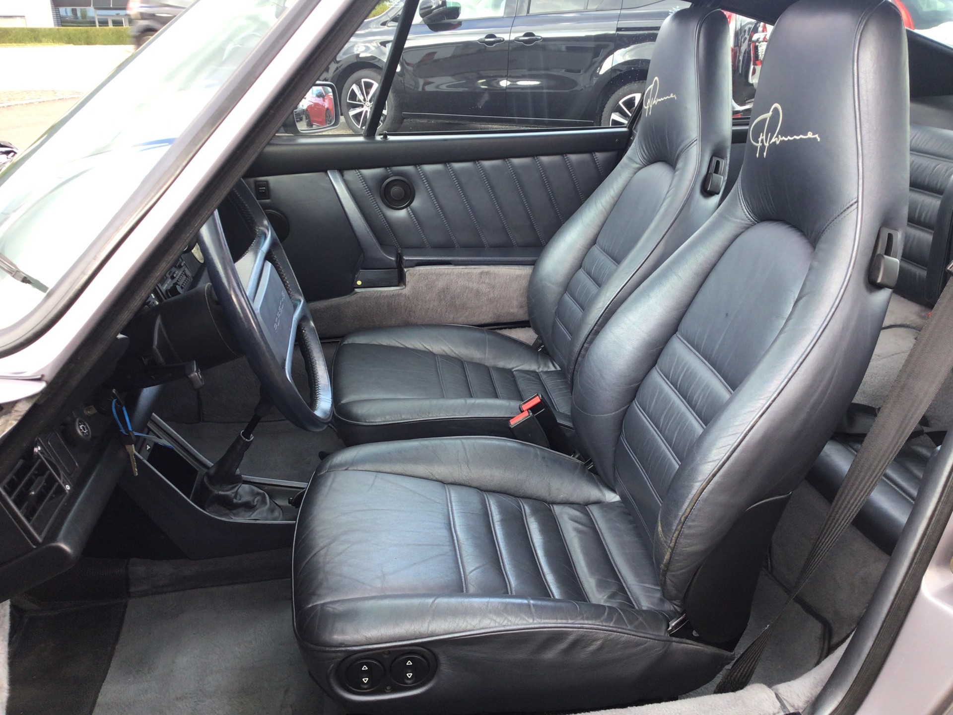 PORSCHE 911 Carrera-image-4