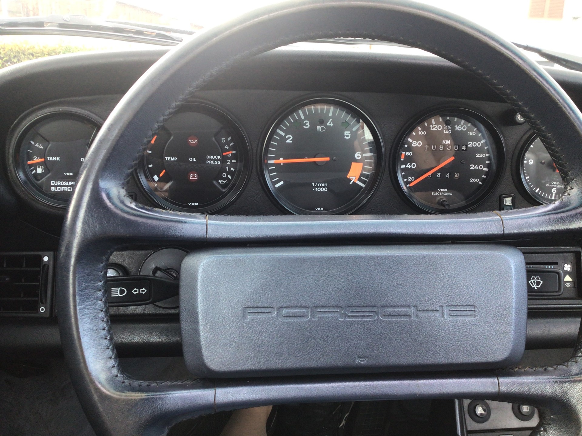 PORSCHE 911 Carrera-image-8