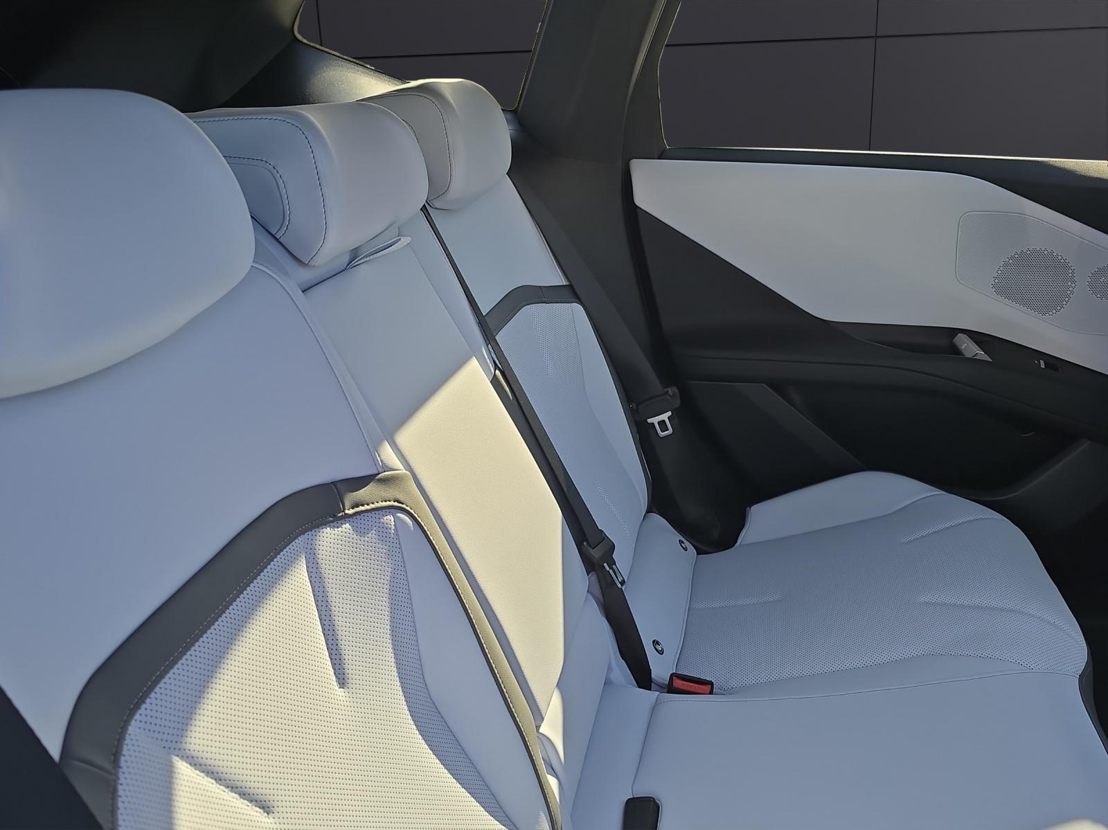 BMW iX3 50 xDrive-image-13