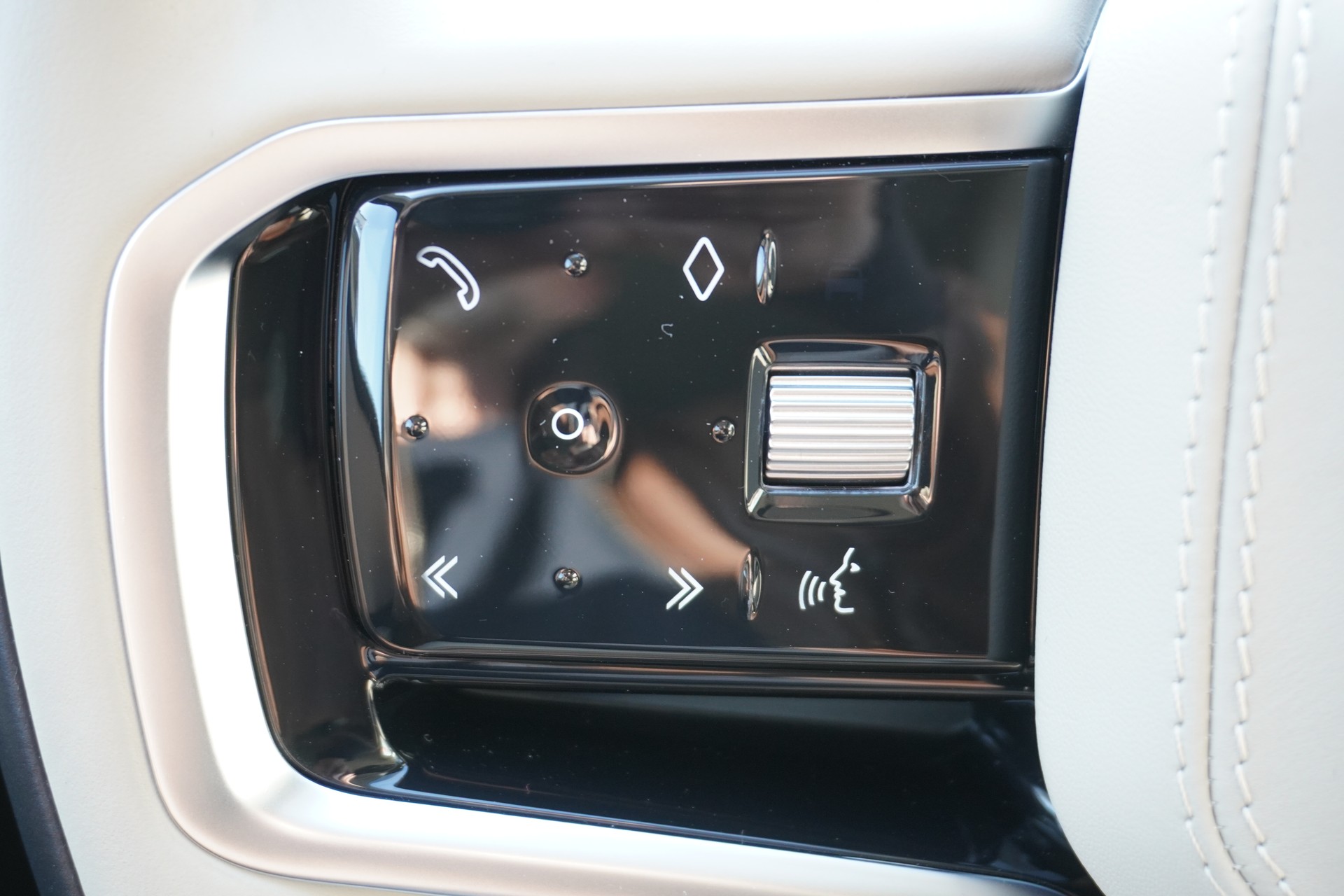LAND ROVER Range Rover Velar D 300 I6 MHEV S Automatic-image-26