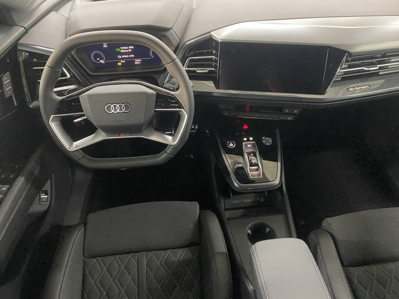 AUDI Q4 e-tron 45 Attraction quattro-image-8