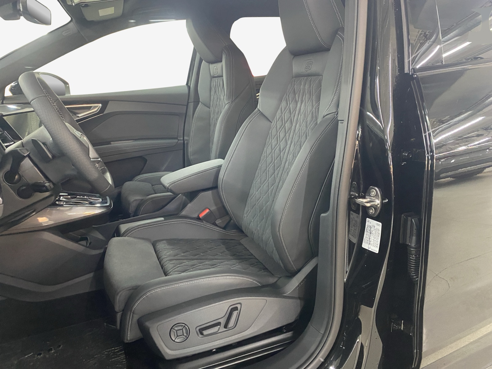 AUDI Q4 e-tron 45 Attraction quattro-image-7