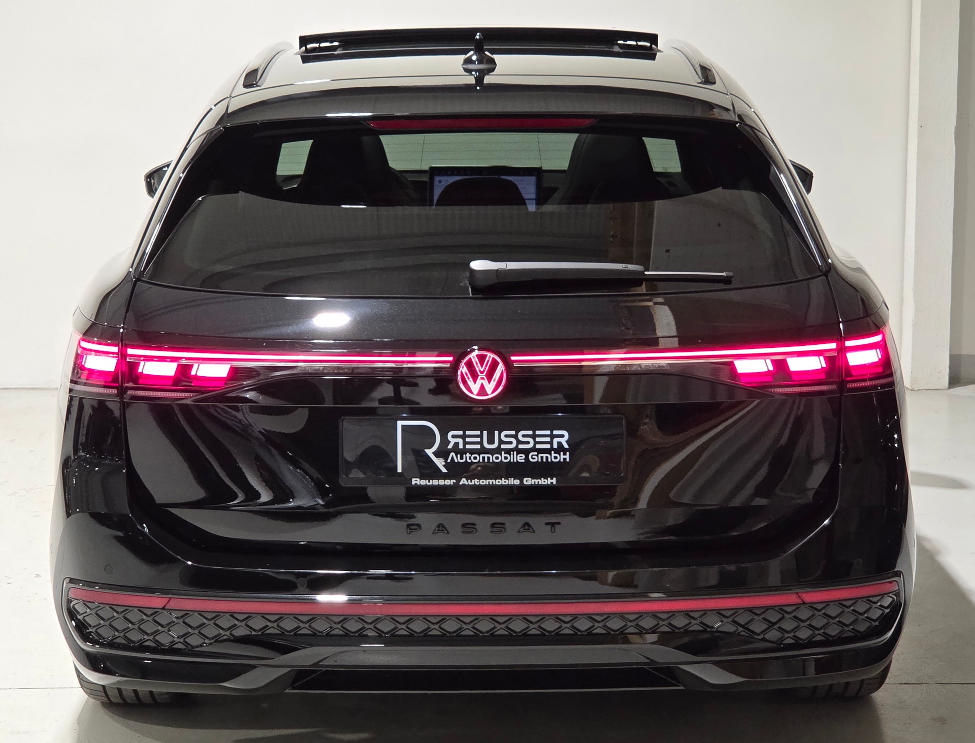 VW Passat Variant 2.0 TSI R-Line Signature Black Style 4 Motion DSG-showroom-element-3