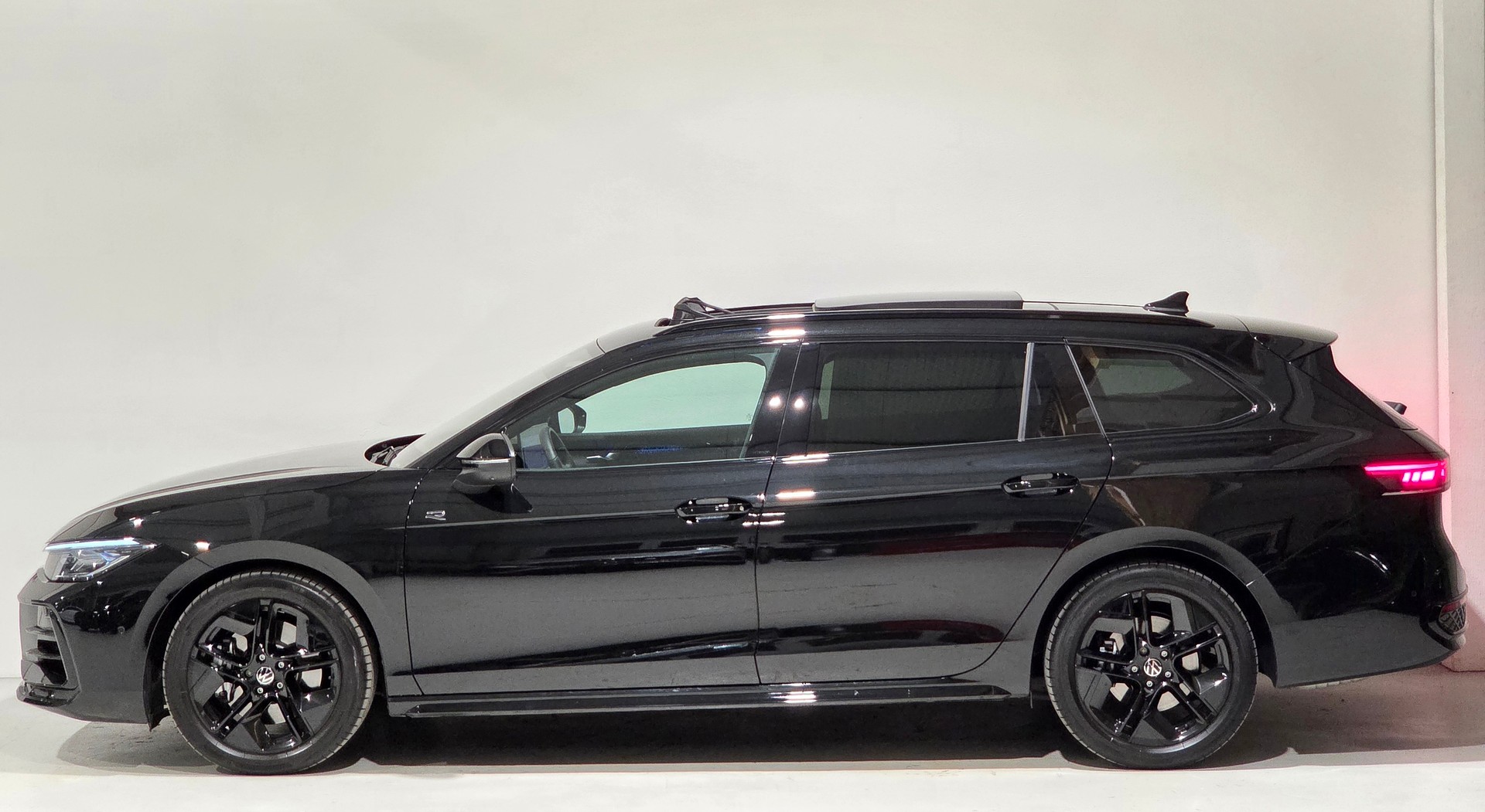 VW Passat Variant 2.0 TSI R-Line Signature Black Style 4 Motion DSG-showroom-element-1