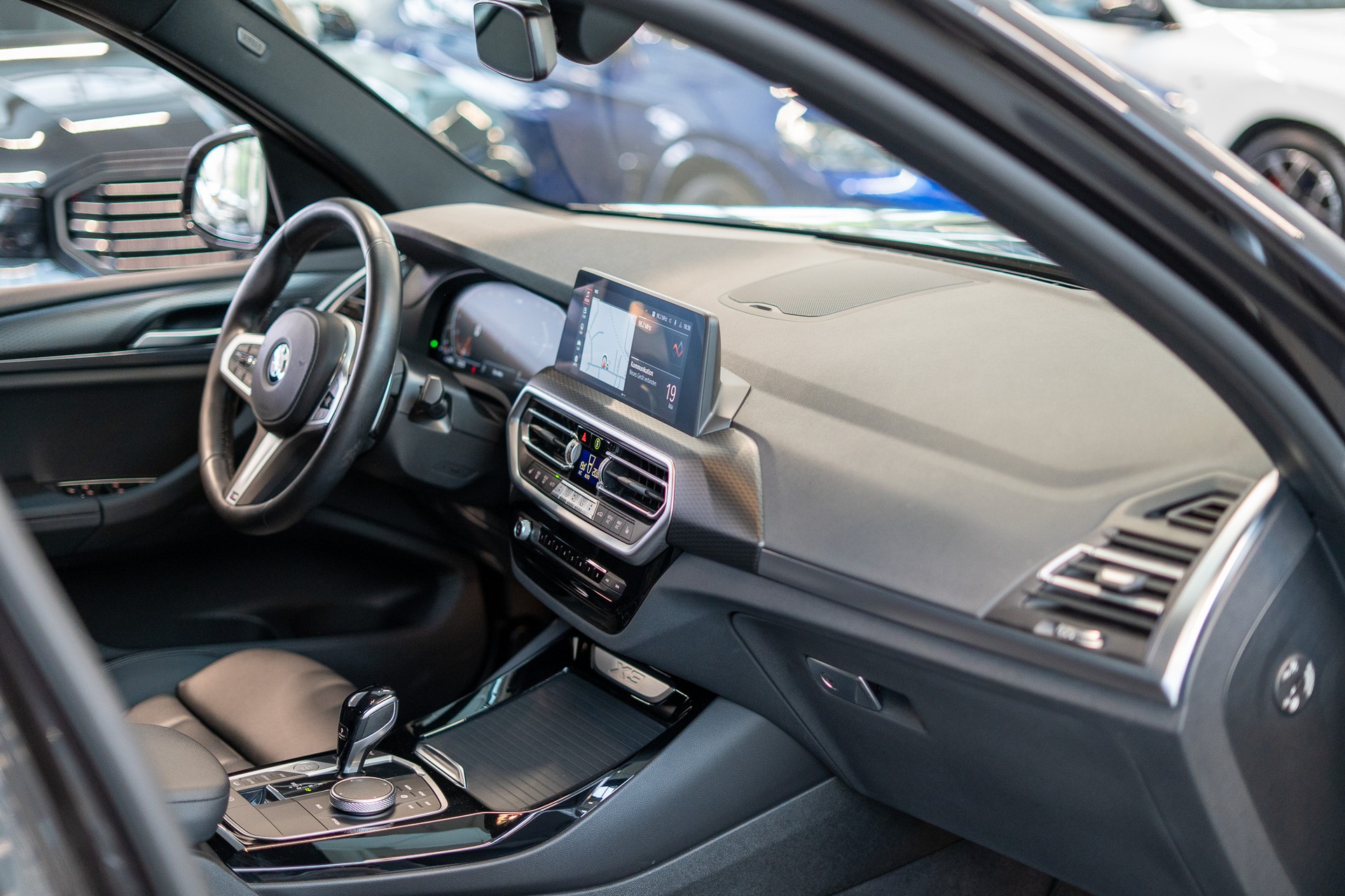BMW X3 30i xDrive SAG M Sport / CH-Fahrzeug / 360° Kamera / Navi-image-13