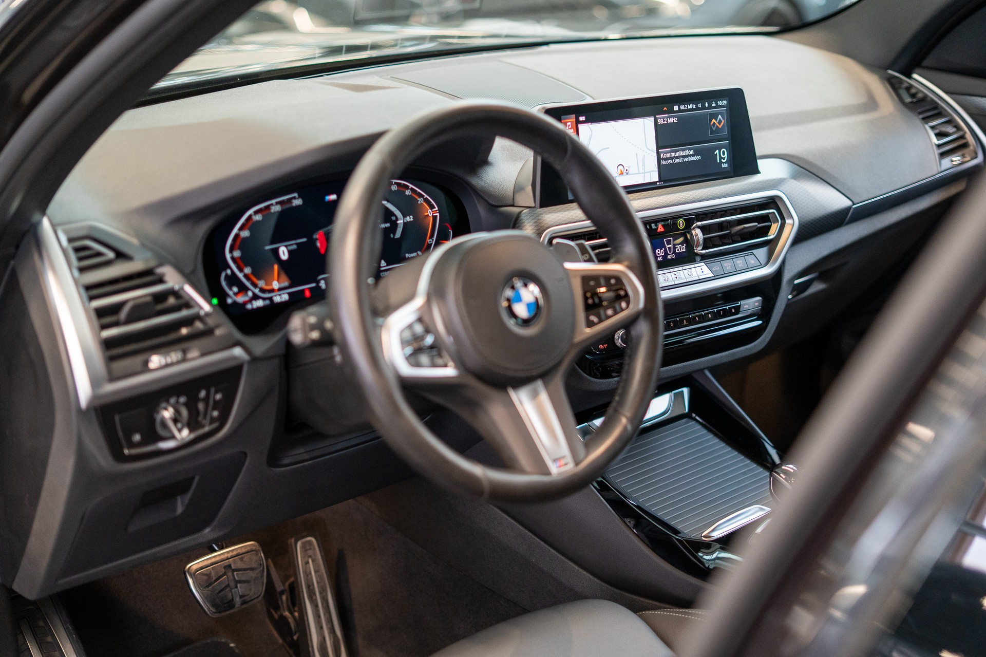BMW X3 30i xDrive SAG M Sport / CH-Fahrzeug / 360° Kamera / Navi-image-8