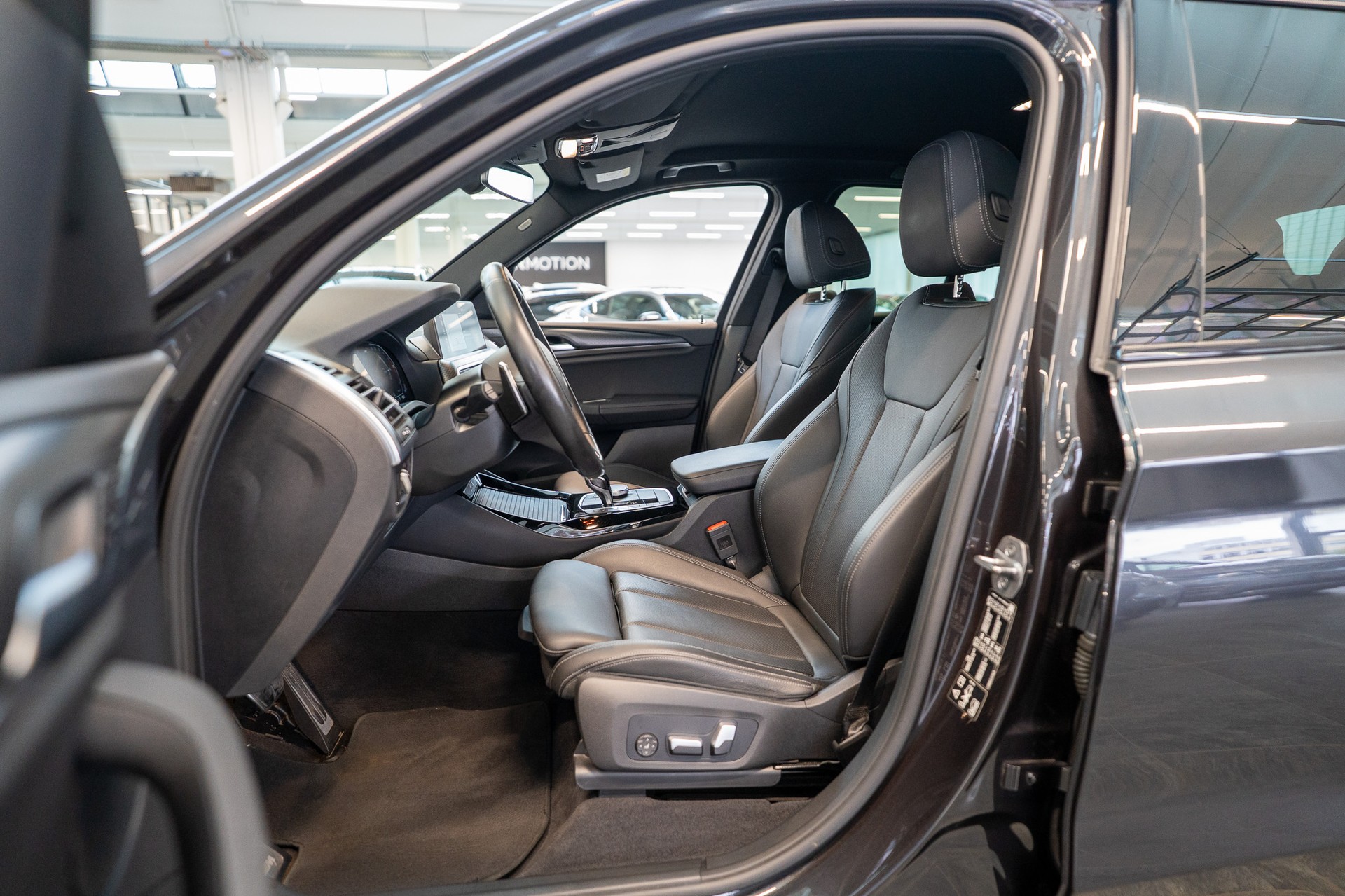 BMW X3 30i xDrive SAG M Sport / CH-Fahrzeug / 360° Kamera / Navi-image-9