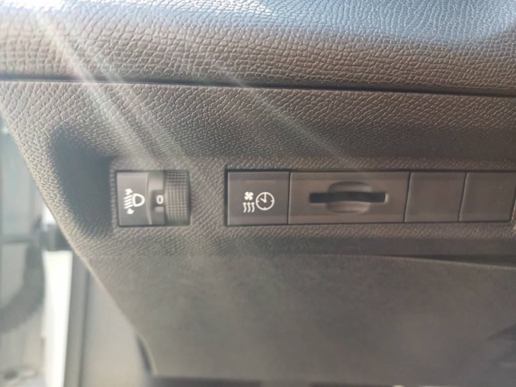 PEUGEOT 308 SW e-Allure-image-10