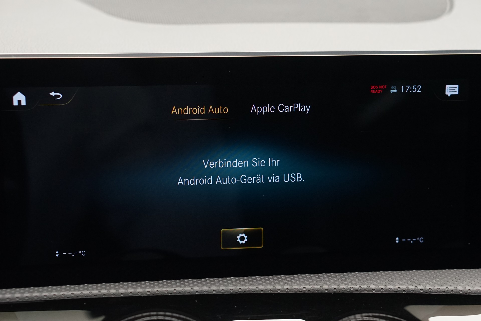MERCEDES-BENZ A 45 S AMG 4Matic+ Speedshift *CH-Fahrzeug* *Pano* *Performance Sitze*-image-36