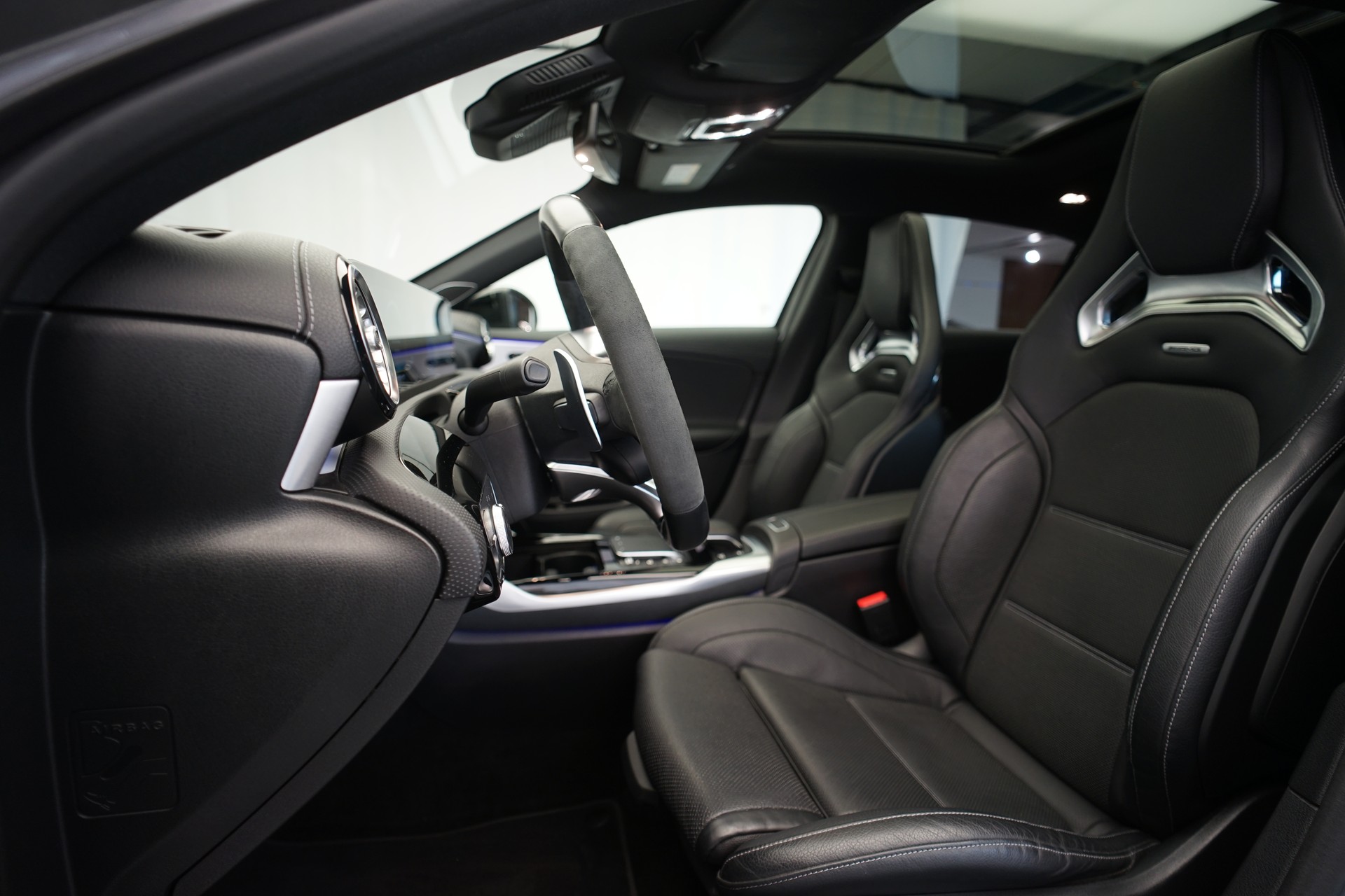 MERCEDES-BENZ A 45 S AMG 4Matic+ Speedshift *CH-Fahrzeug* *Pano* *Performance Sitze*-image-15