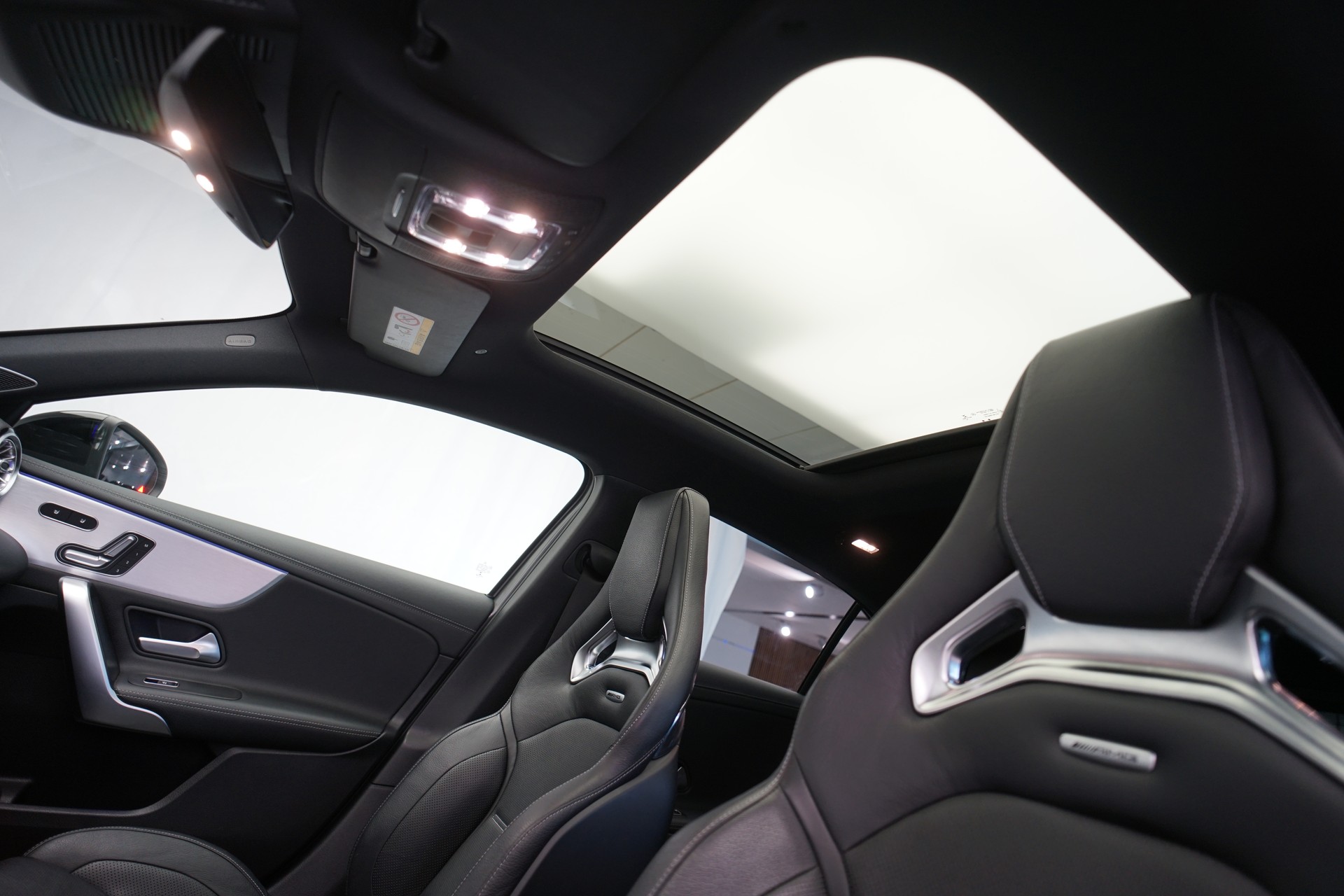 MERCEDES-BENZ A 45 S AMG 4Matic+ Speedshift *CH-Fahrzeug* *Pano* *Performance Sitze*-image-17