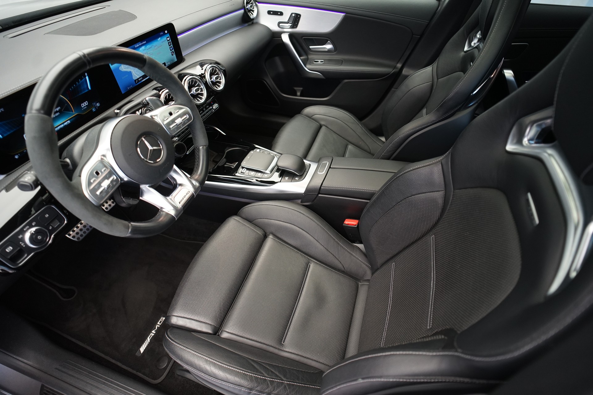 MERCEDES-BENZ A 45 S AMG 4Matic+ Speedshift *CH-Fahrzeug* *Pano* *Performance Sitze*-image-13