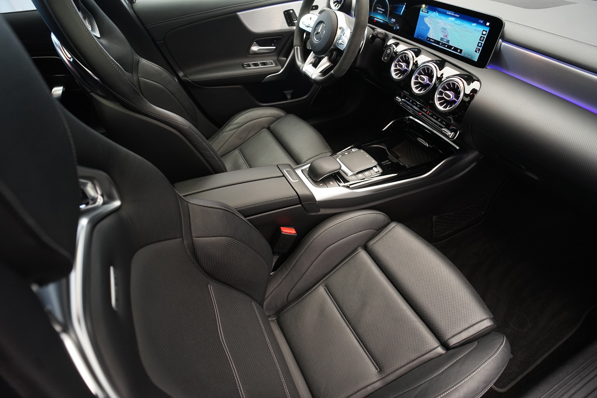 MERCEDES-BENZ A 45 S AMG 4Matic+ Speedshift *CH-Fahrzeug* *Pano* *Performance Sitze*-image-14