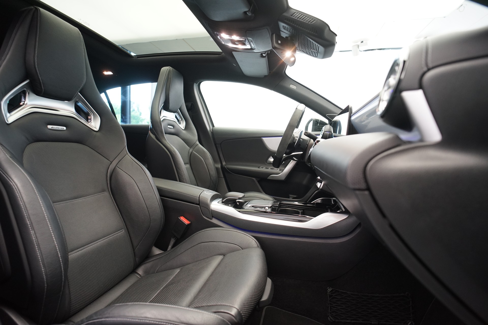 MERCEDES-BENZ A 45 S AMG 4Matic+ Speedshift *CH-Fahrzeug* *Pano* *Performance Sitze*-image-16