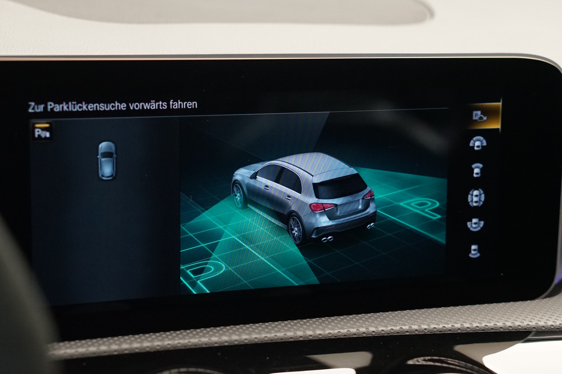MERCEDES-BENZ A 45 S AMG 4Matic+ Speedshift *CH-Fahrzeug* *Pano* *Performance Sitze*-image-30