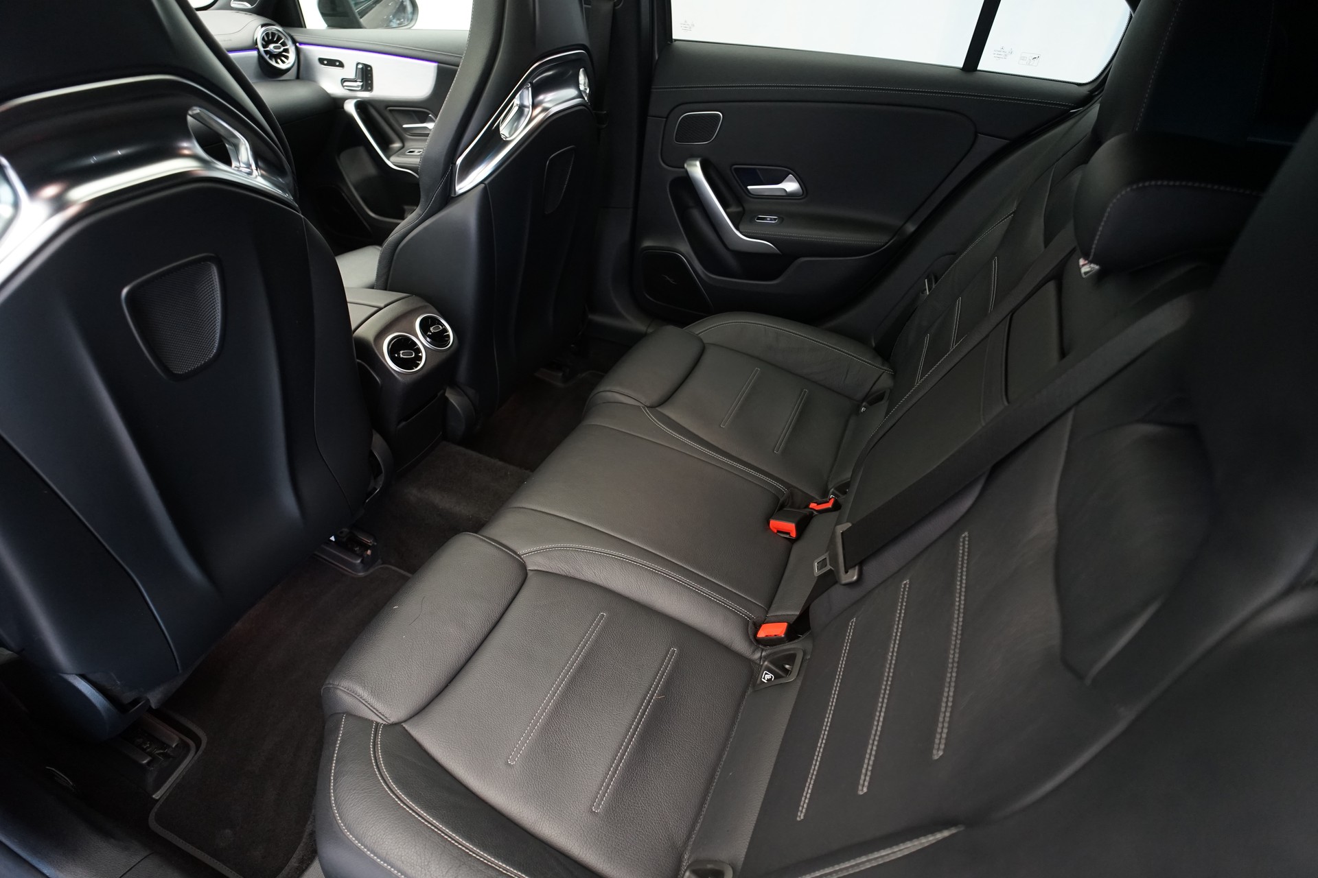MERCEDES-BENZ A 45 S AMG 4Matic+ Speedshift *CH-Fahrzeug* *Pano* *Performance Sitze*-image-18