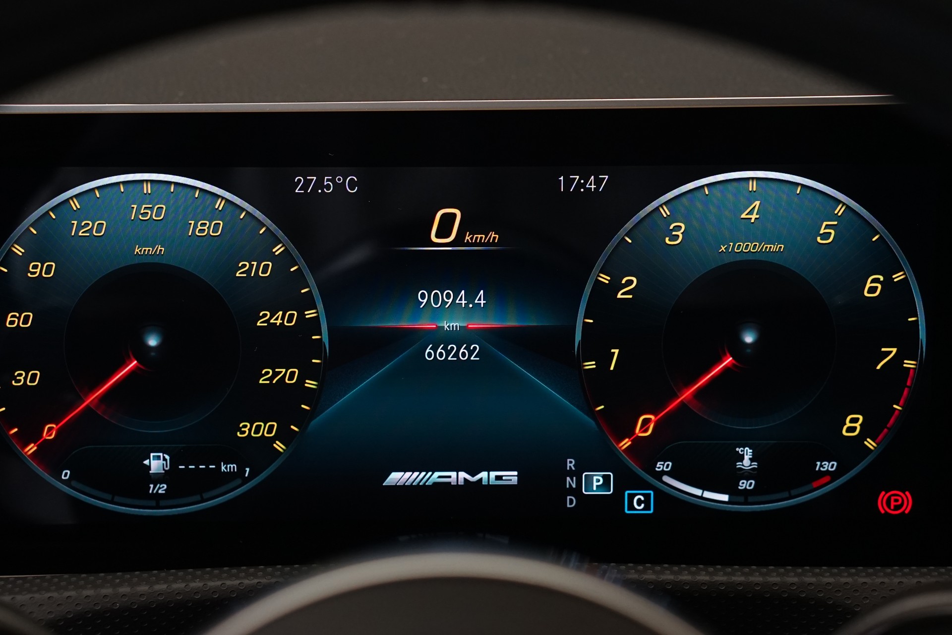 MERCEDES-BENZ A 45 S AMG 4Matic+ Speedshift *CH-Fahrzeug* *Pano* *Performance Sitze*-image-27