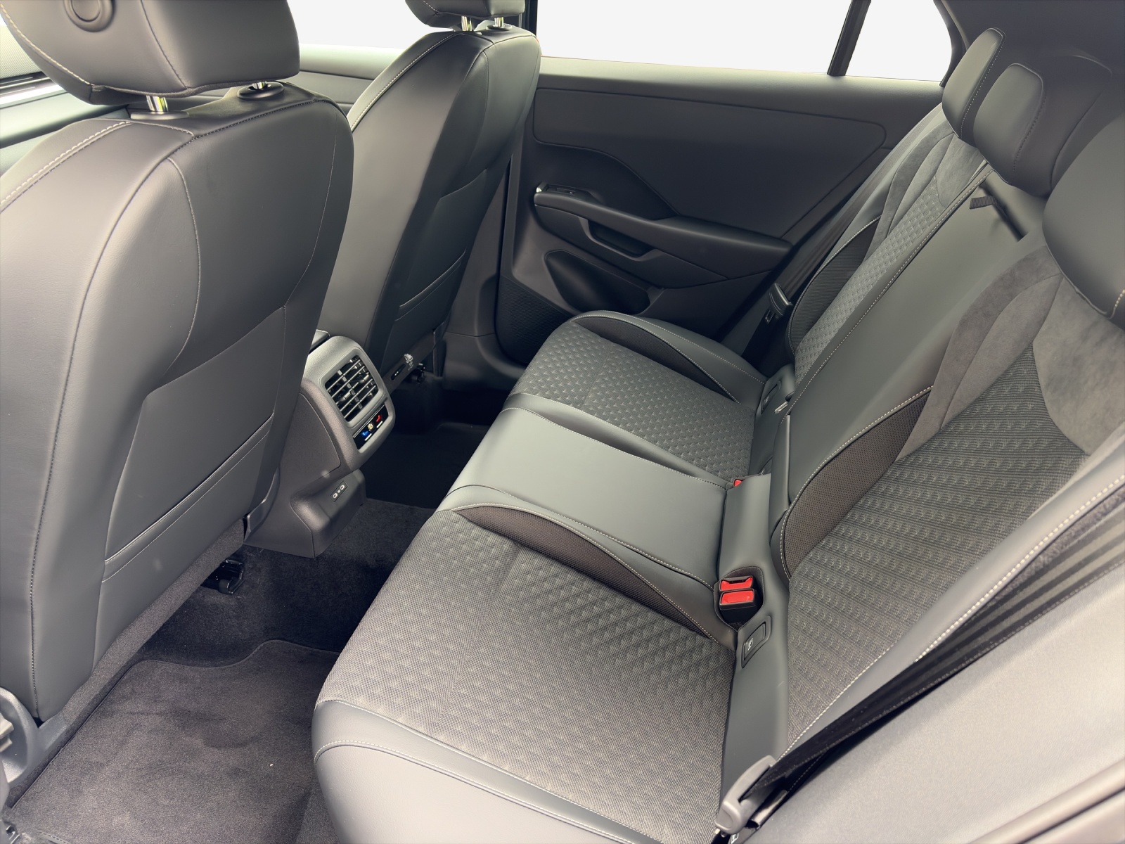 VW T-Roc 1.5 eTSI mHEV R-Line DSG-image-11