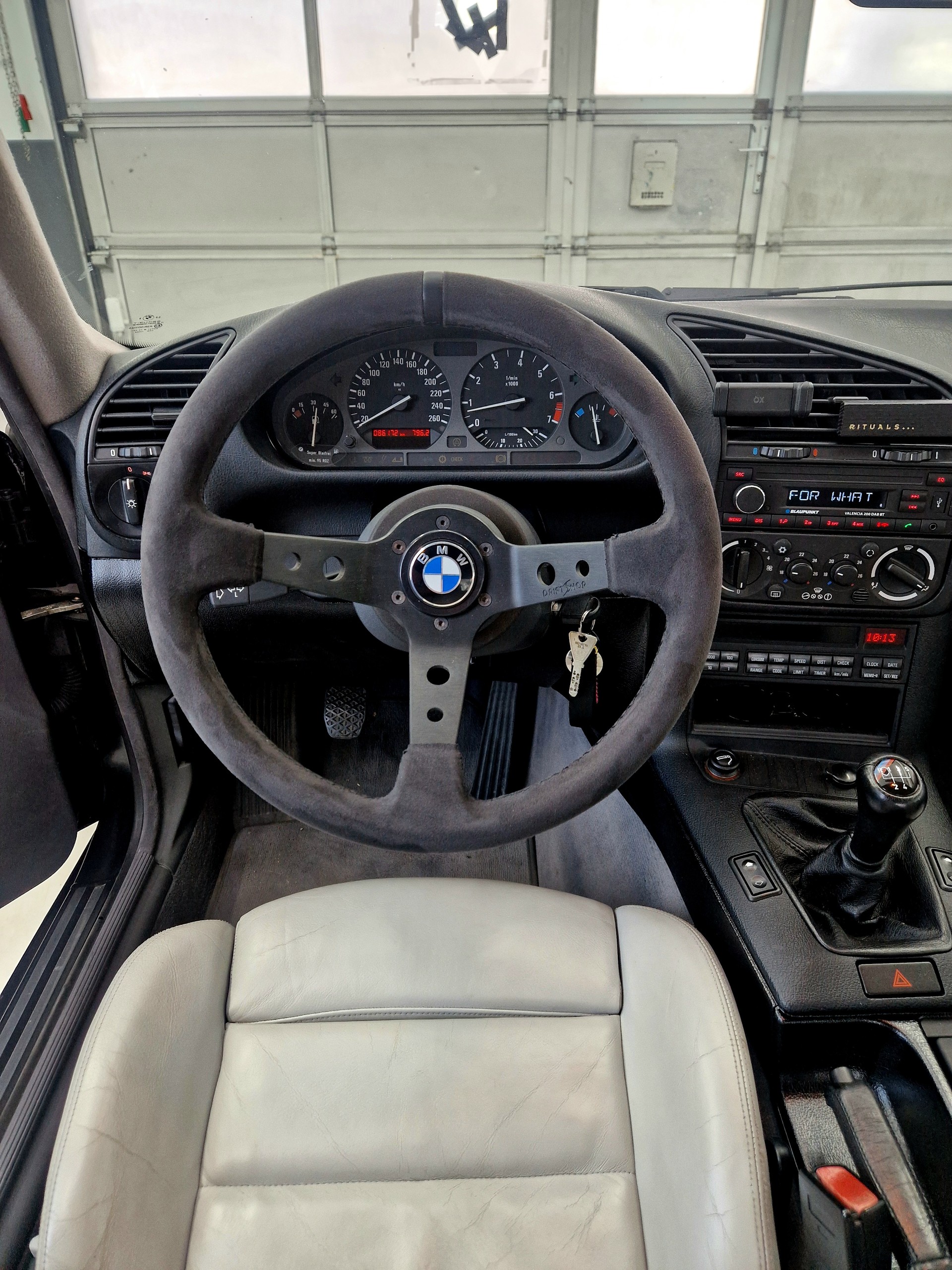 BMW 325-image-6