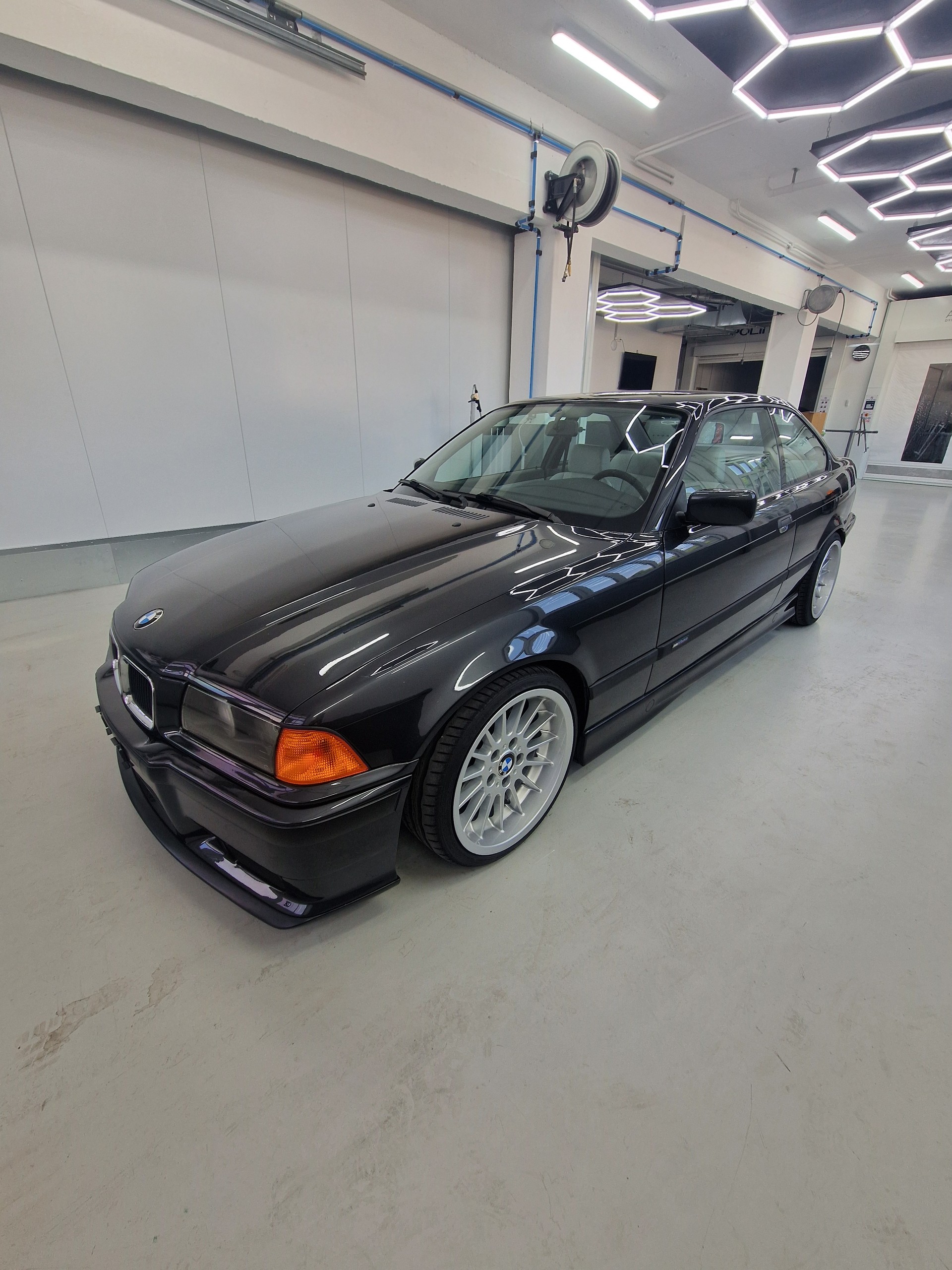 BMW 325-image-3