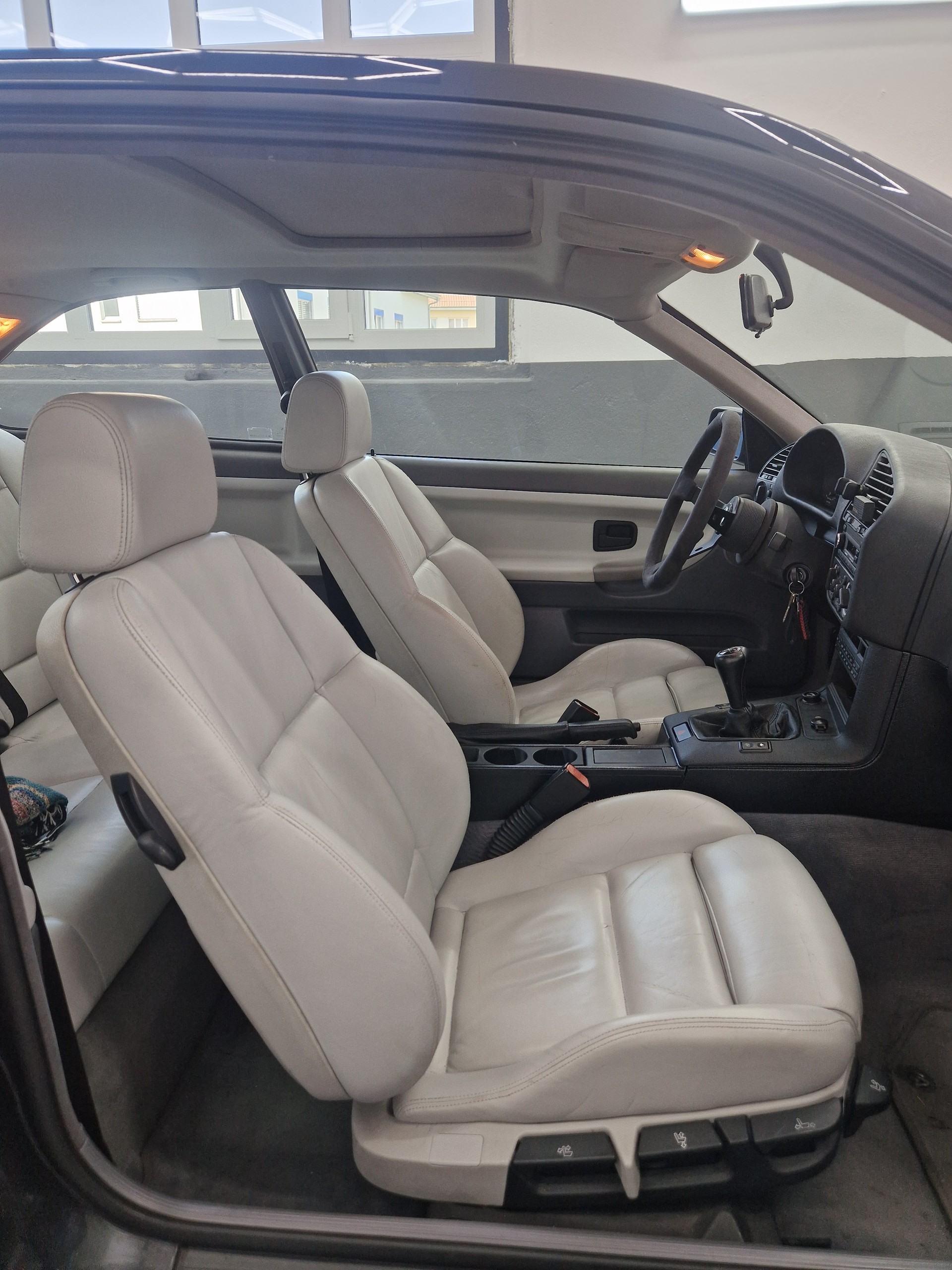 BMW 325-image-8