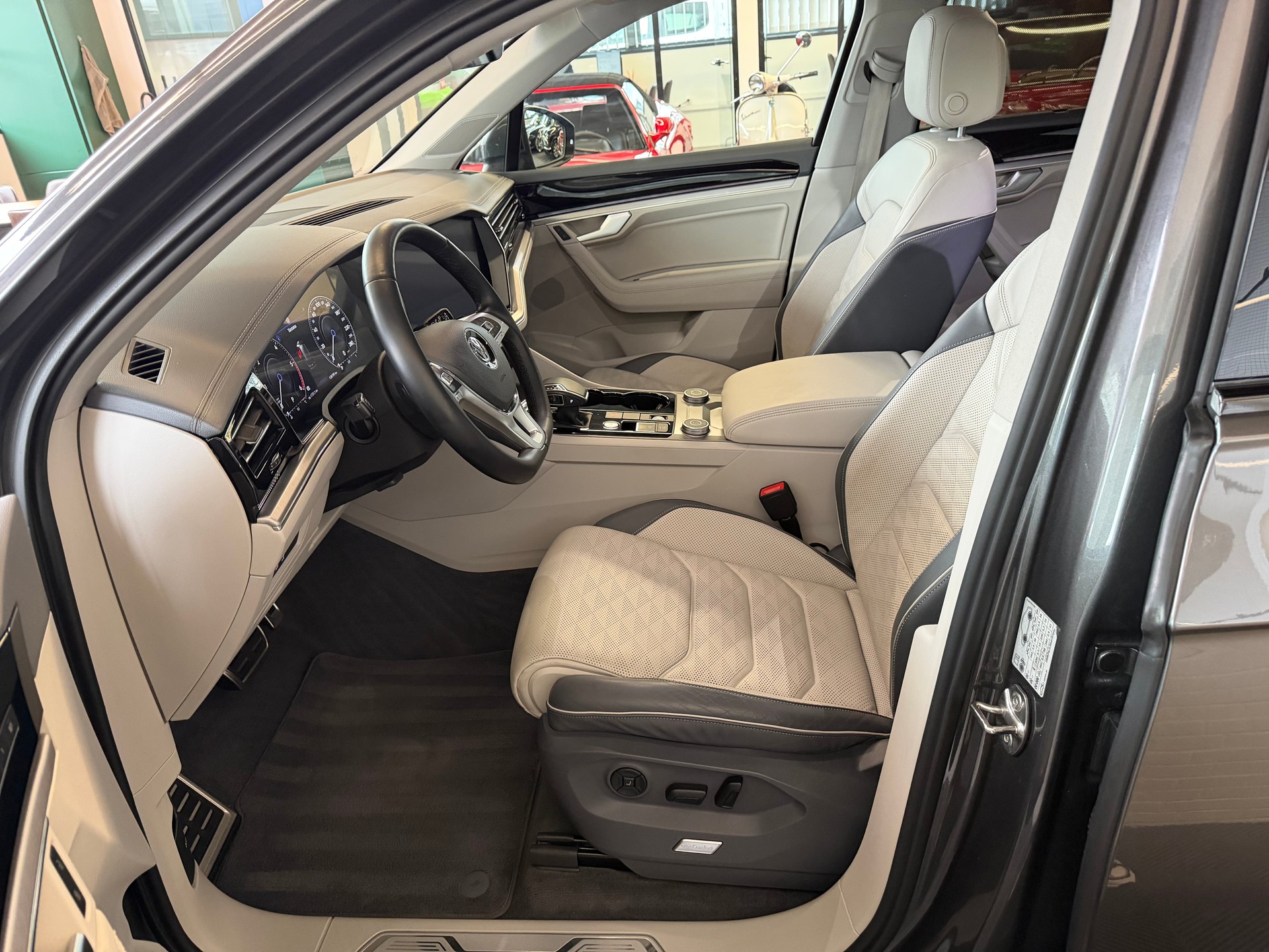 VW Touareg 4.0 V8 421 PS TDI 4X4 R-LINE Atmosphere Tiptronic-image-12