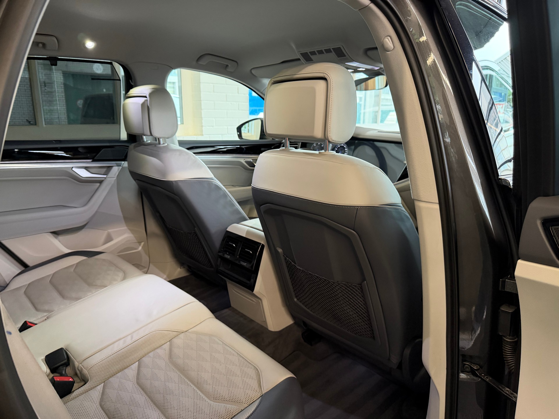 VW Touareg 4.0 V8 421 PS TDI 4X4 R-LINE Atmosphere Tiptronic-image-9