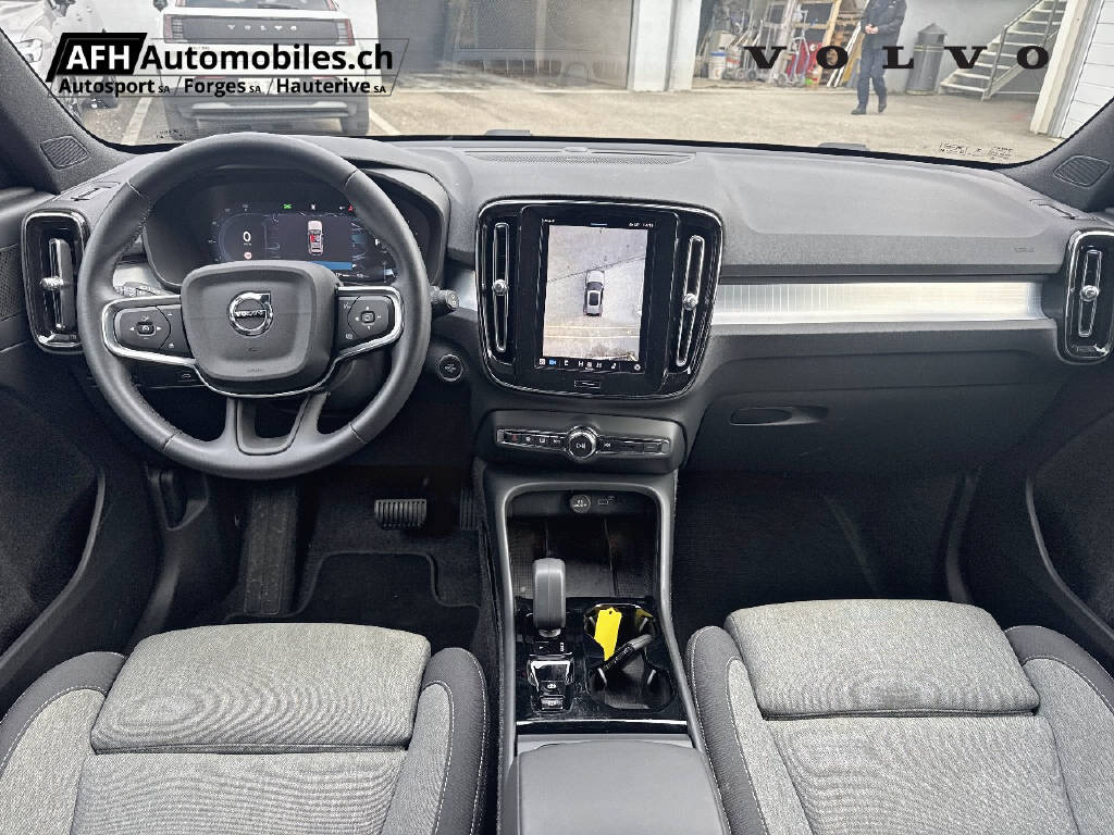 VOLVO XC40 2.0 B3 MH Plus Dark-image-17