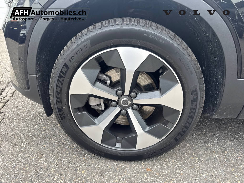 VOLVO XC40 2.0 B3 MH Plus Dark-image-16