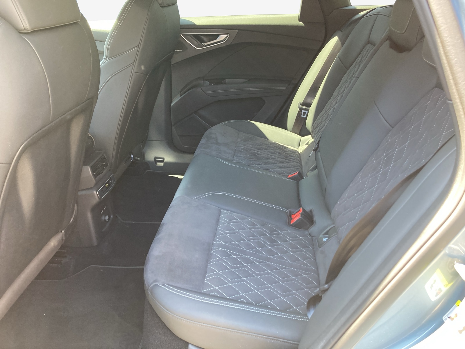 AUDI Q4 e-tron 50 quattro-image-12