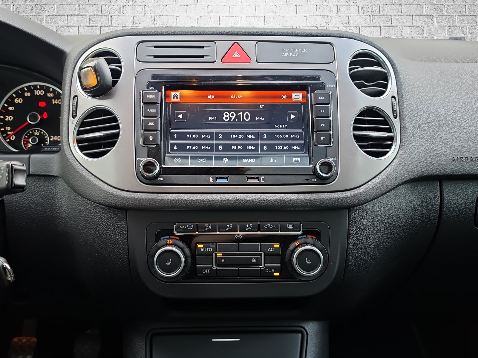 VW Tiguan 2.0 TSI Sport&Style-image-14