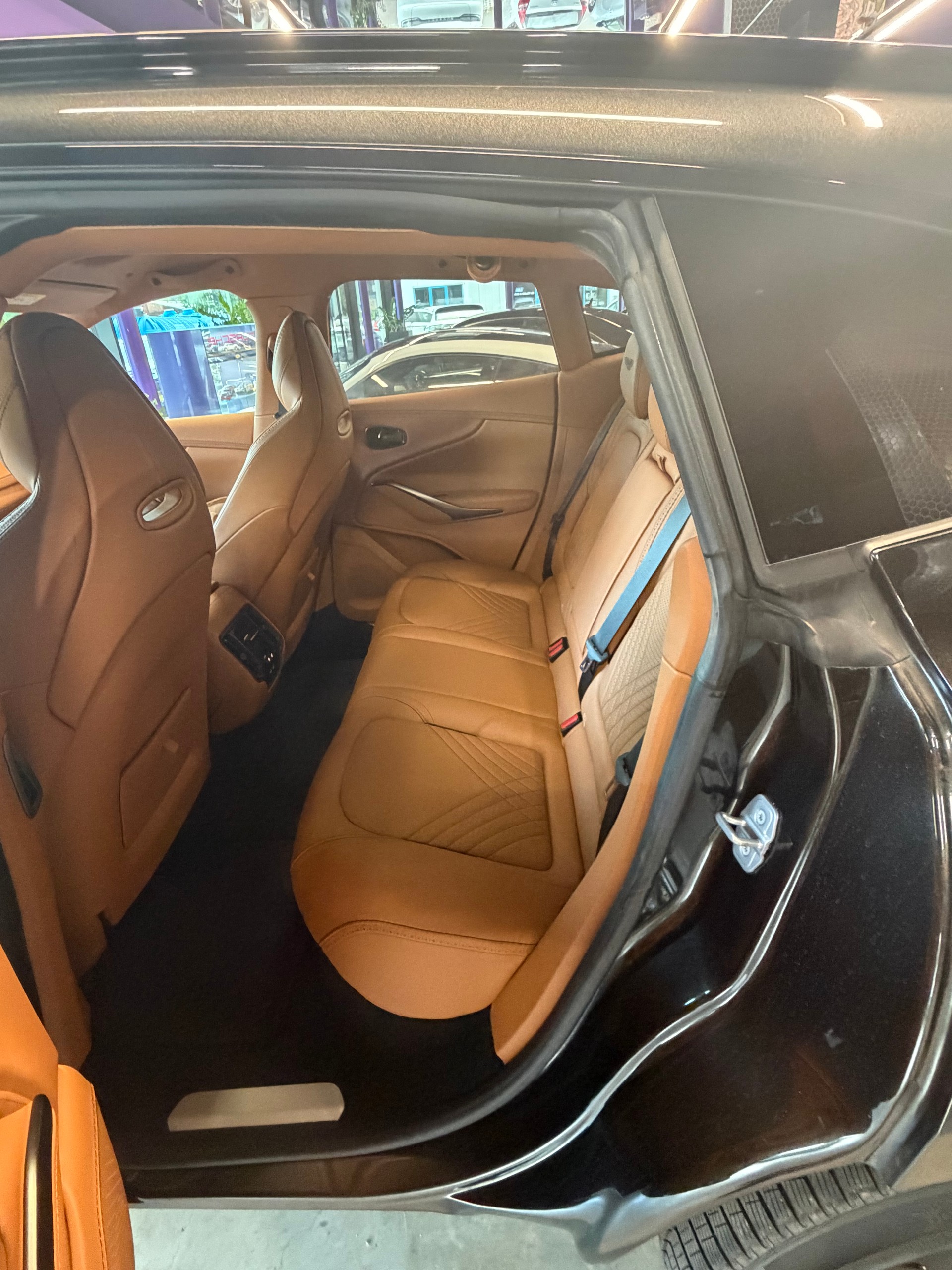 ASTON MARTIN DBX 4.0 V8-image-8