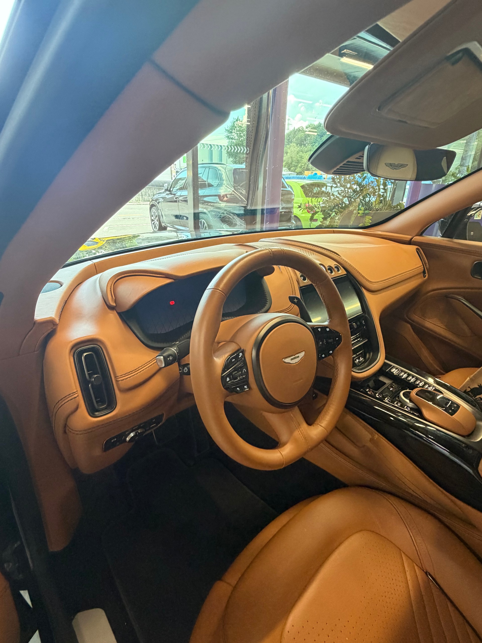 ASTON MARTIN DBX 4.0 V8-image-6