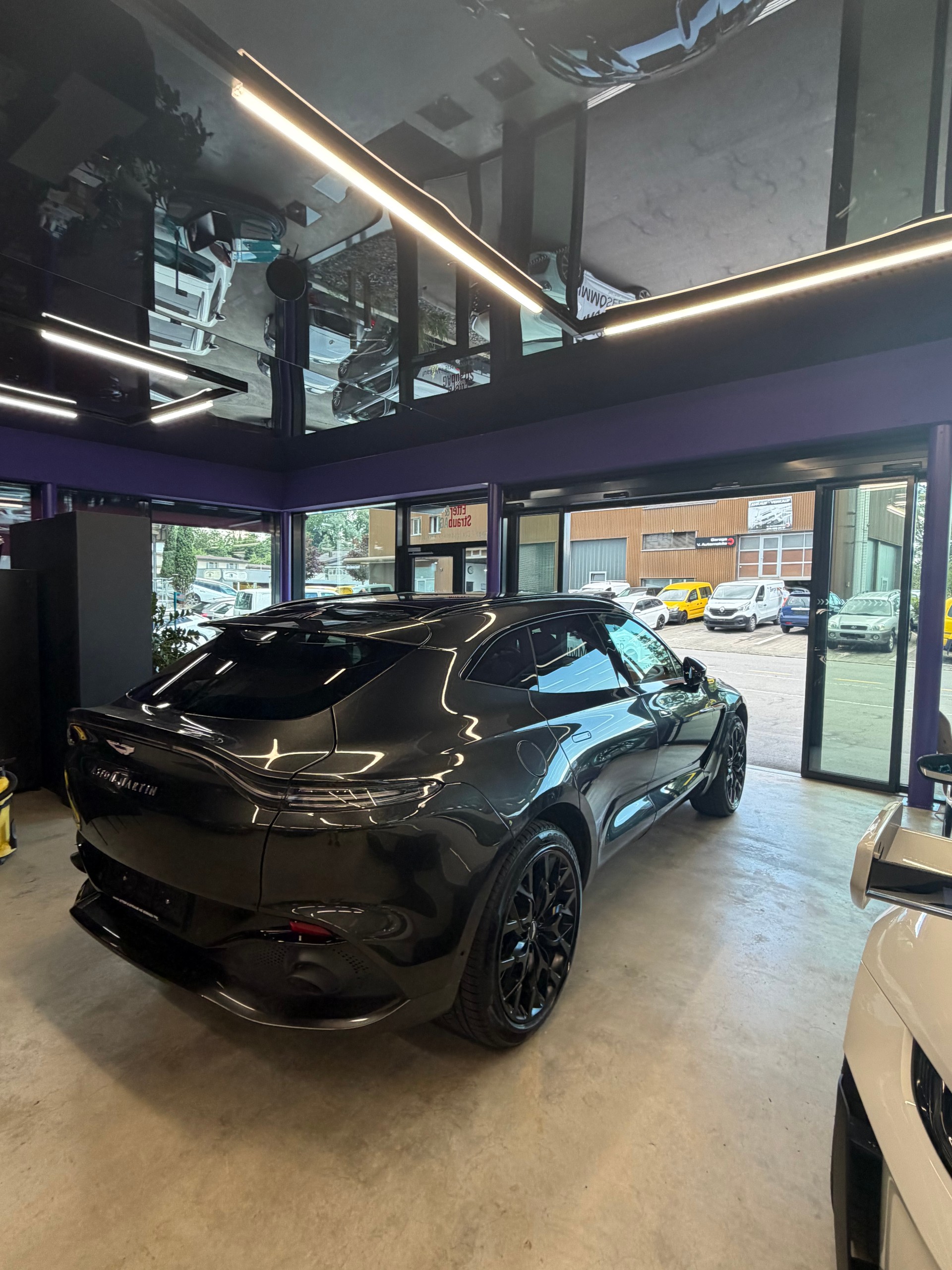 ASTON MARTIN DBX 4.0 V8-image-5