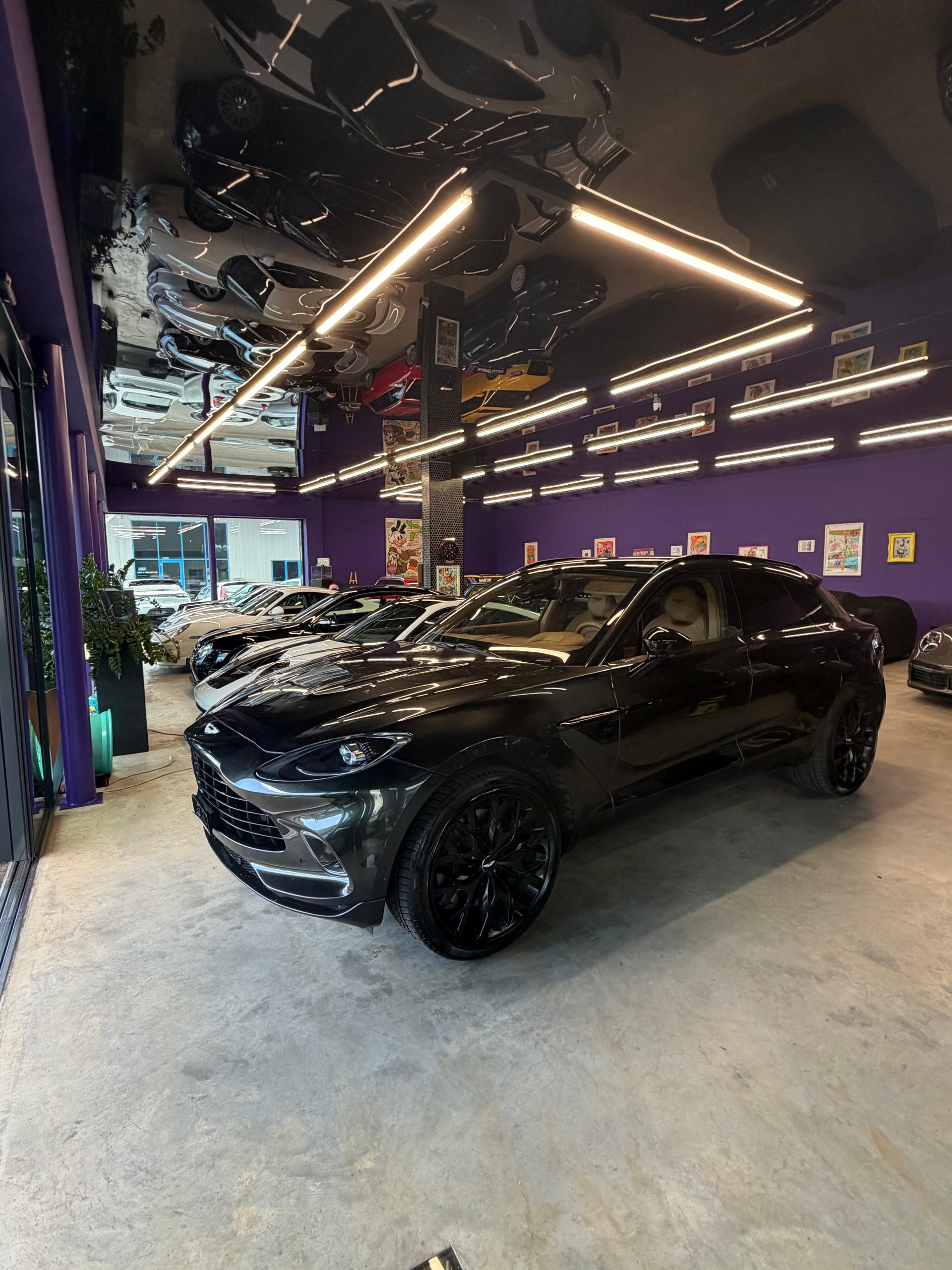 ASTON MARTIN DBX 4.0 V8-image-1