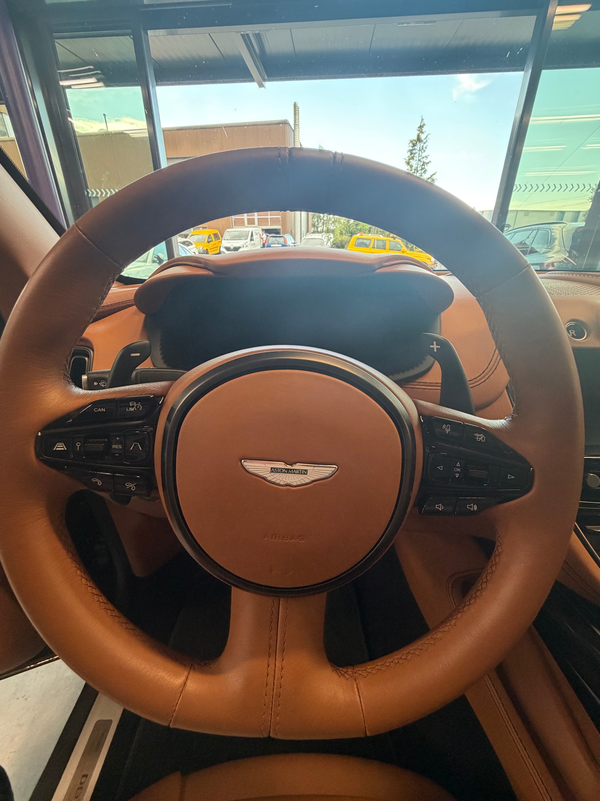 ASTON MARTIN DBX 4.0 V8-image-11