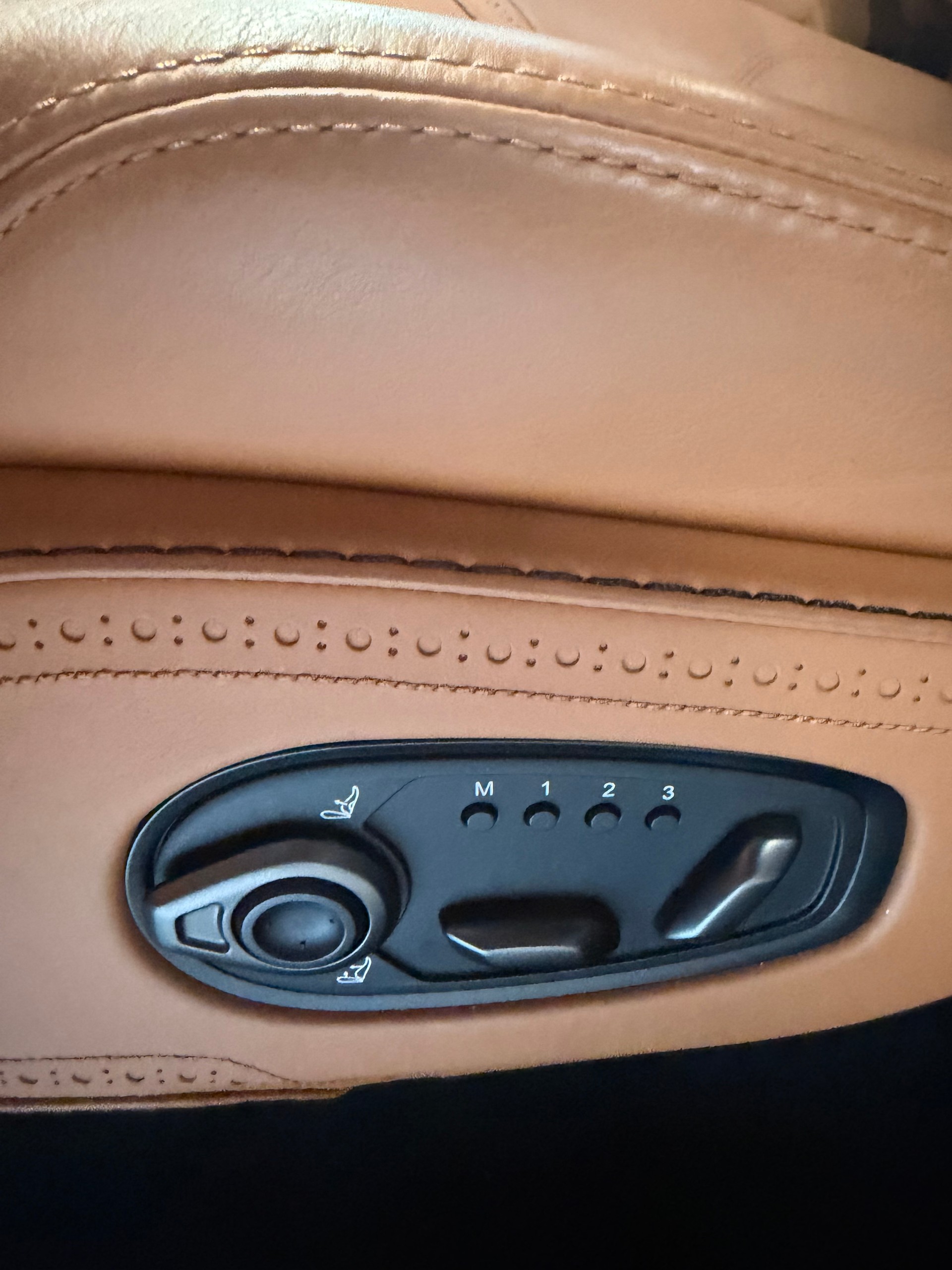 ASTON MARTIN DBX 4.0 V8-image-12