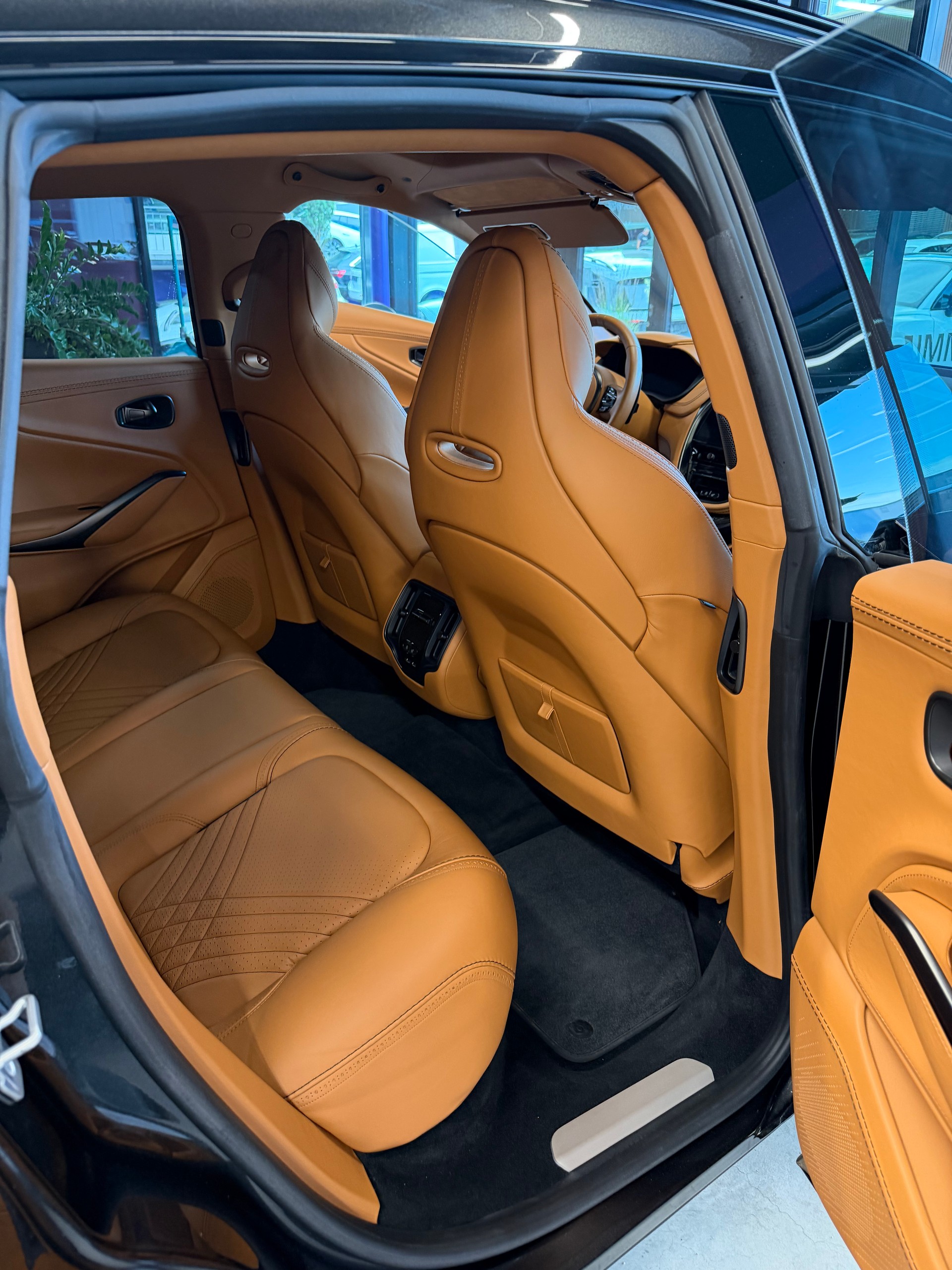 ASTON MARTIN DBX 4.0 V8-image-13