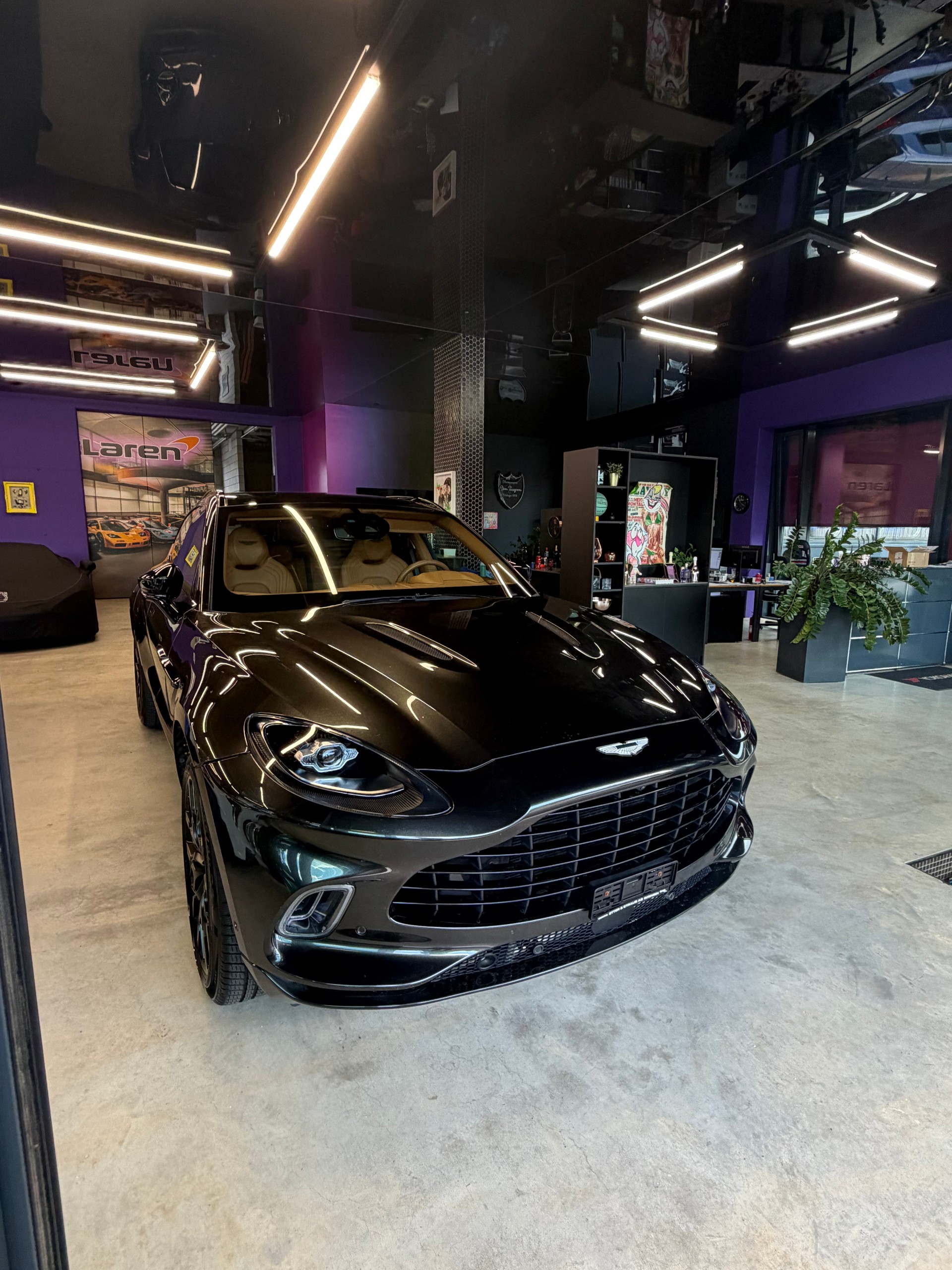 ASTON MARTIN DBX 4.0 V8-image-4