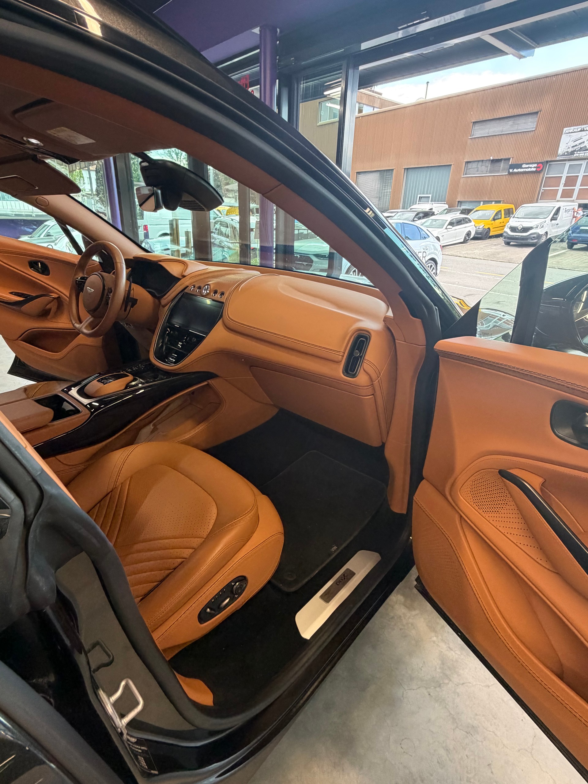 ASTON MARTIN DBX 4.0 V8-image-9