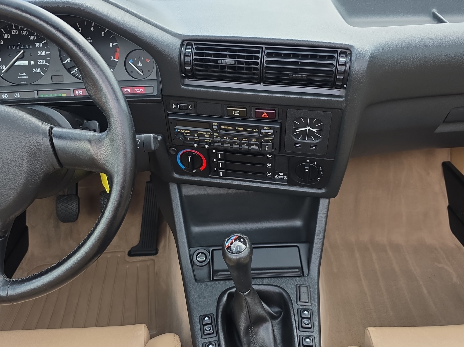 BMW 325i Cabrio-image-11